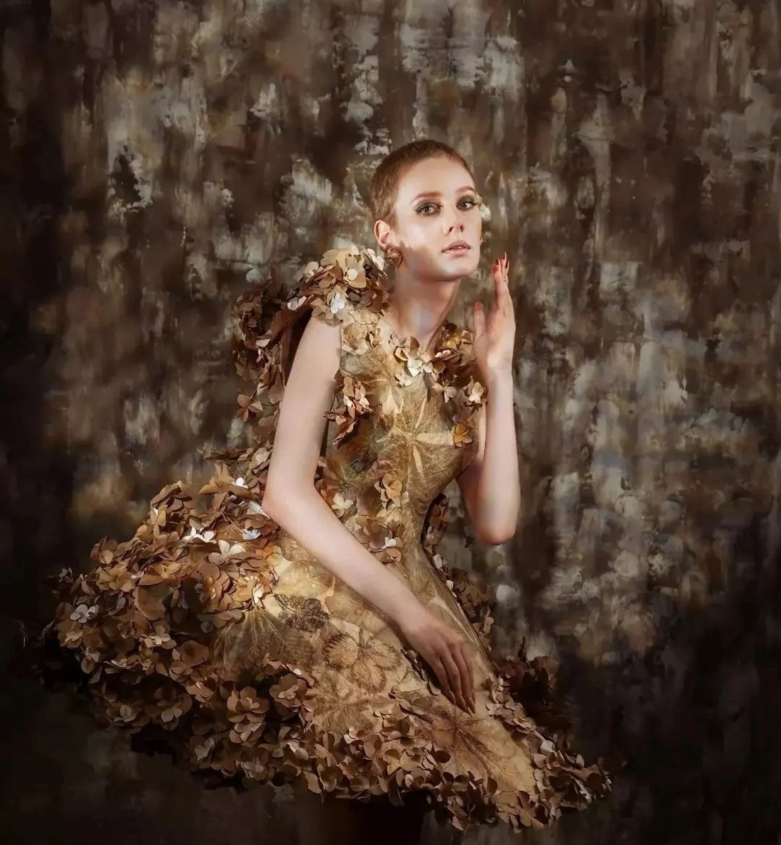 Создать по-настоящему эксклюзивный и полностью натуральный наряд? Да еще с помощью матушки-природы? Владимирский дизайнер-декоратор Наталья Наянзина доказала, что такое вполне возможно! Недавно вместе с коллегой она запустила коллекцию из 12 бумажных платьев с экопринтами.