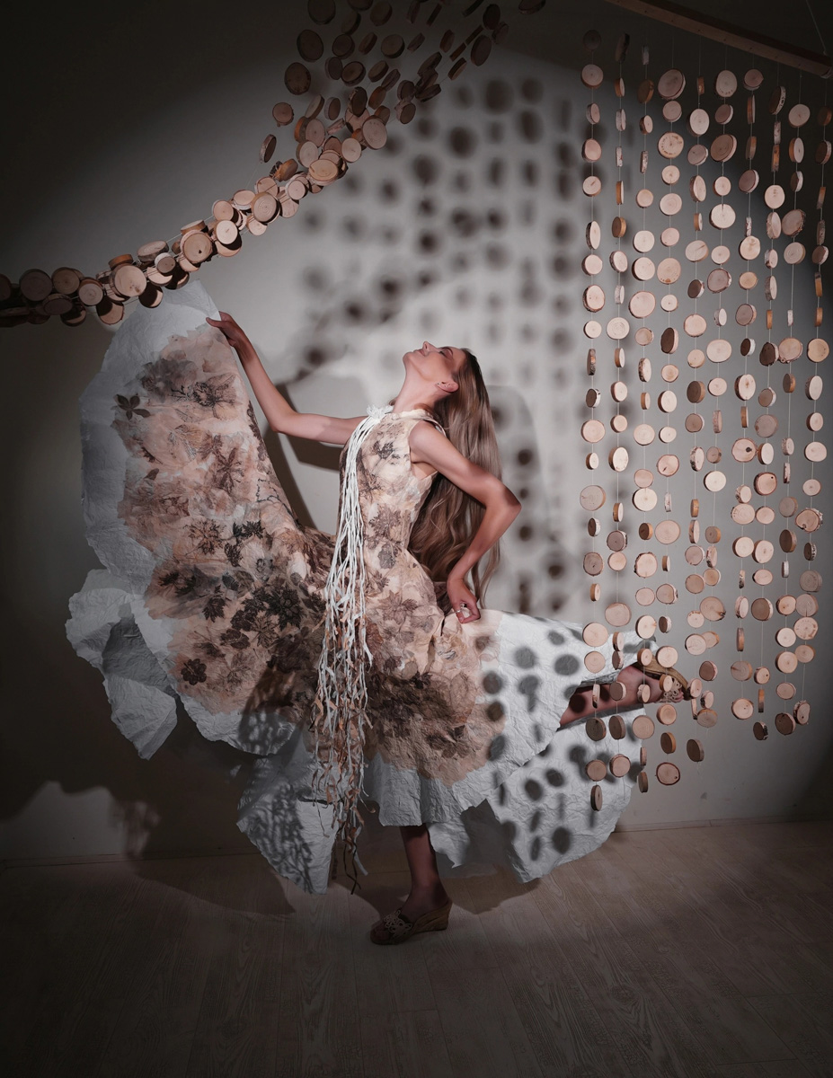 Создать по-настоящему эксклюзивный и полностью натуральный наряд? Да еще с помощью матушки-природы? Владимирский дизайнер-декоратор Наталья Наянзина доказала, что такое вполне возможно! Недавно вместе с коллегой она запустила коллекцию из 12 бумажных платьев с экопринтами.