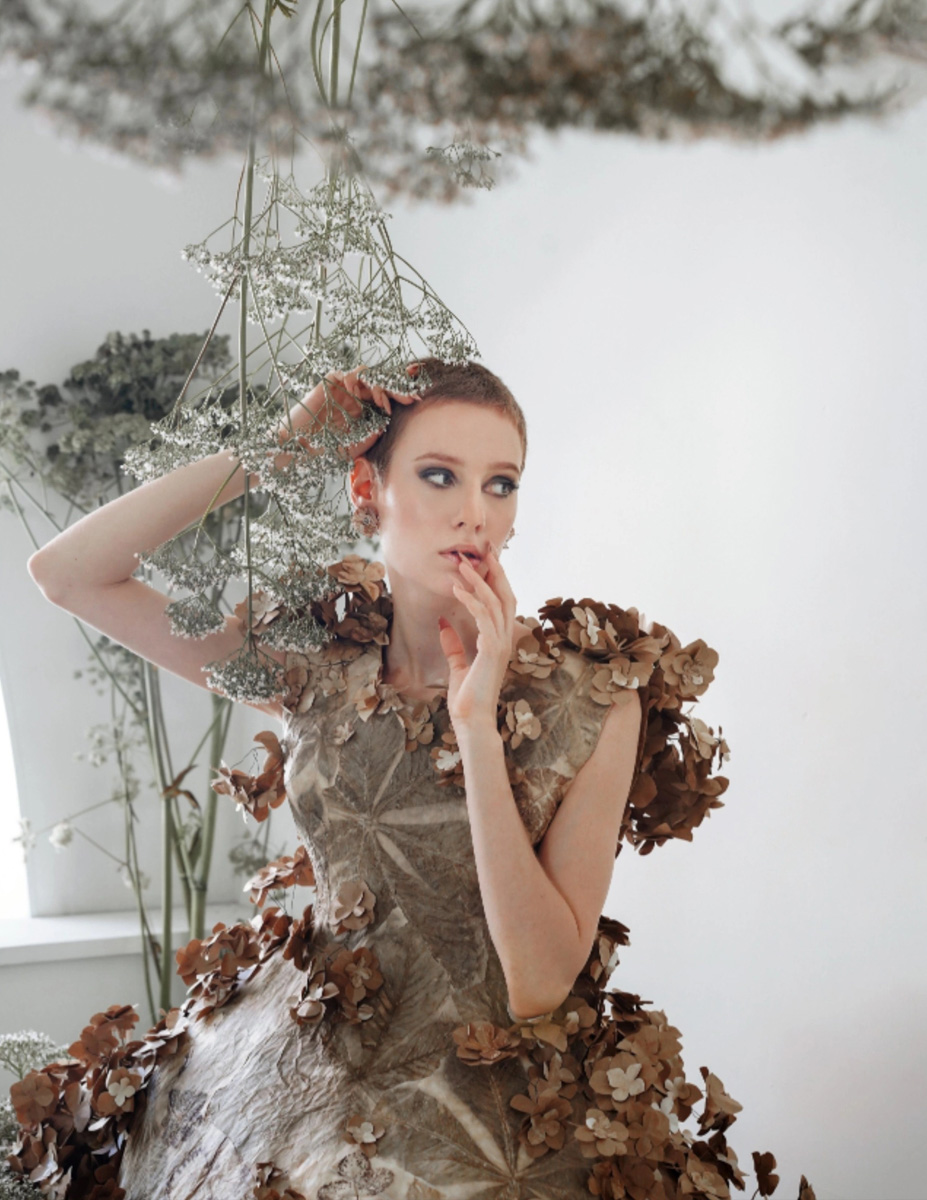 Создать по-настоящему эксклюзивный и полностью натуральный наряд? Да еще с помощью матушки-природы? Владимирский дизайнер-декоратор Наталья Наянзина доказала, что такое вполне возможно! Недавно вместе с коллегой она запустила коллекцию из 12 бумажных платьев с экопринтами.