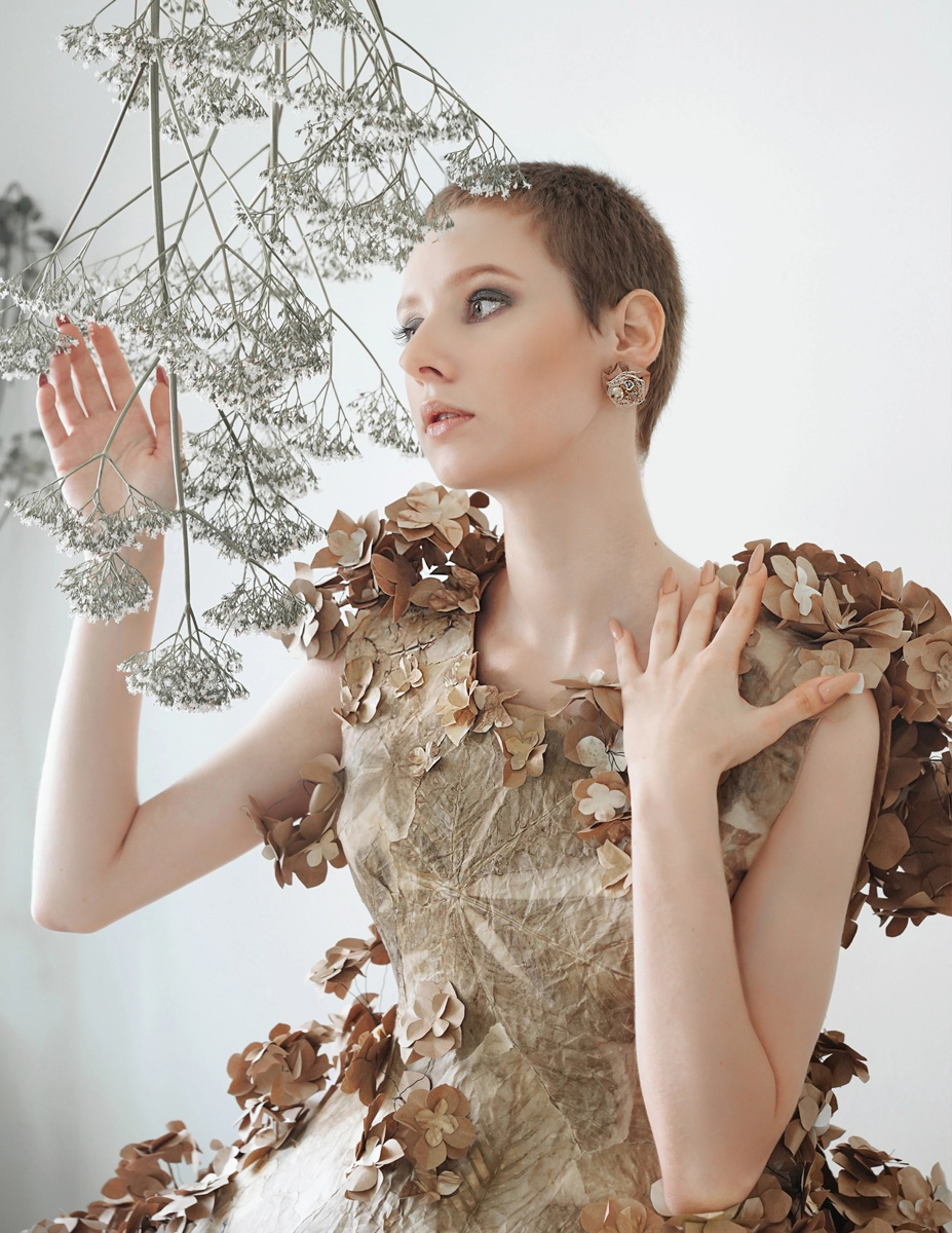 Создать по-настоящему эксклюзивный и полностью натуральный наряд? Да еще с помощью матушки-природы? Владимирский дизайнер-декоратор Наталья Наянзина доказала, что такое вполне возможно! Недавно вместе с коллегой она запустила коллекцию из 12 бумажных платьев с экопринтами.