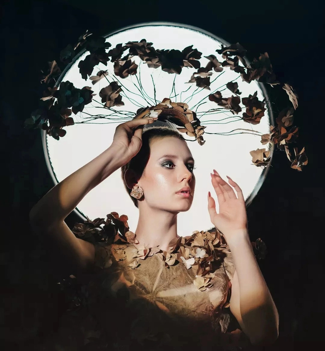 Создать по-настоящему эксклюзивный и полностью натуральный наряд? Да еще с помощью матушки-природы? Владимирский дизайнер-декоратор Наталья Наянзина доказала, что такое вполне возможно! Недавно вместе с коллегой она запустила коллекцию из 12 бумажных платьев с экопринтами.