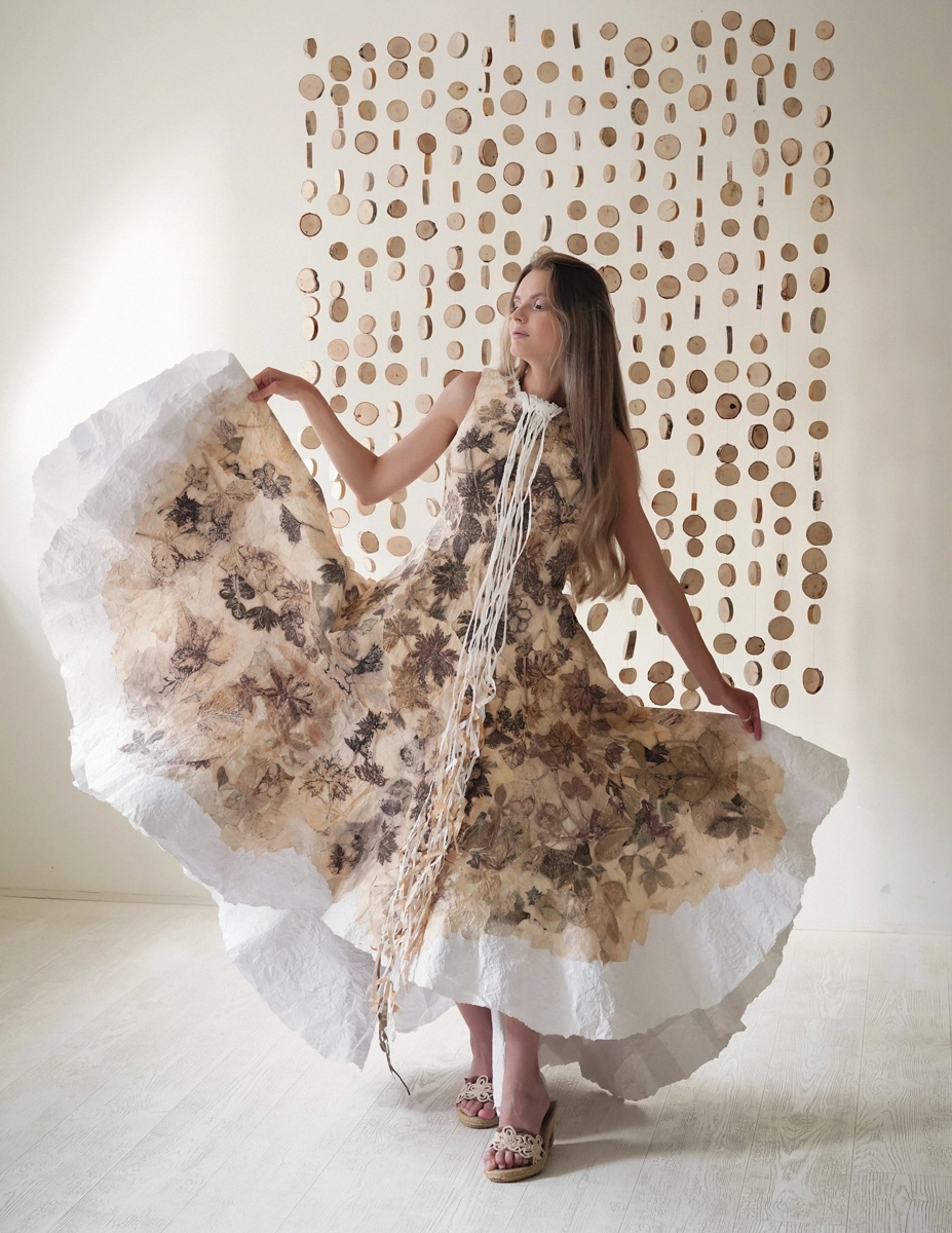 Создать по-настоящему эксклюзивный и полностью натуральный наряд? Да еще с помощью матушки-природы? Владимирский дизайнер-декоратор Наталья Наянзина доказала, что такое вполне возможно! Недавно вместе с коллегой она запустила коллекцию из 12 бумажных платьев с экопринтами.