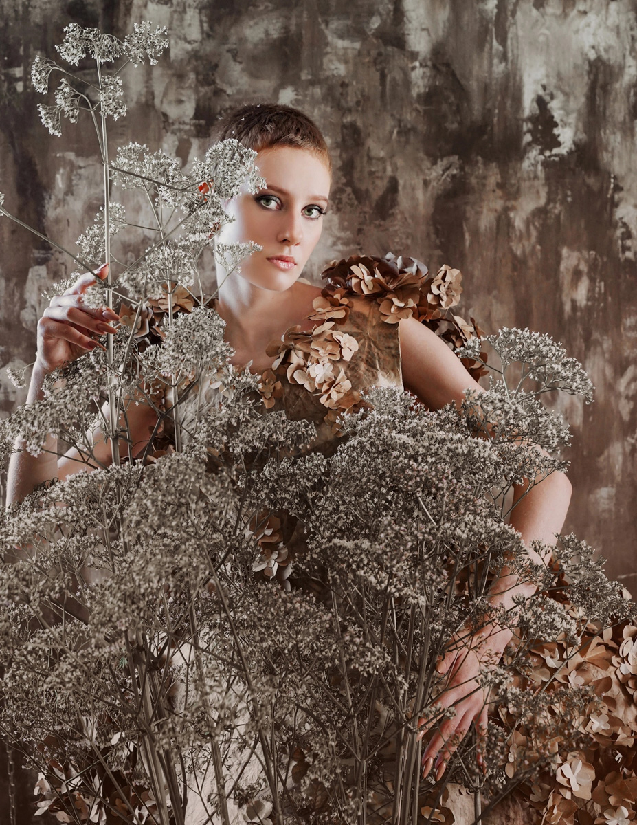 Создать по-настоящему эксклюзивный и полностью натуральный наряд? Да еще с помощью матушки-природы? Владимирский дизайнер-декоратор Наталья Наянзина доказала, что такое вполне возможно! Недавно вместе с коллегой она запустила коллекцию из 12 бумажных платьев с экопринтами.