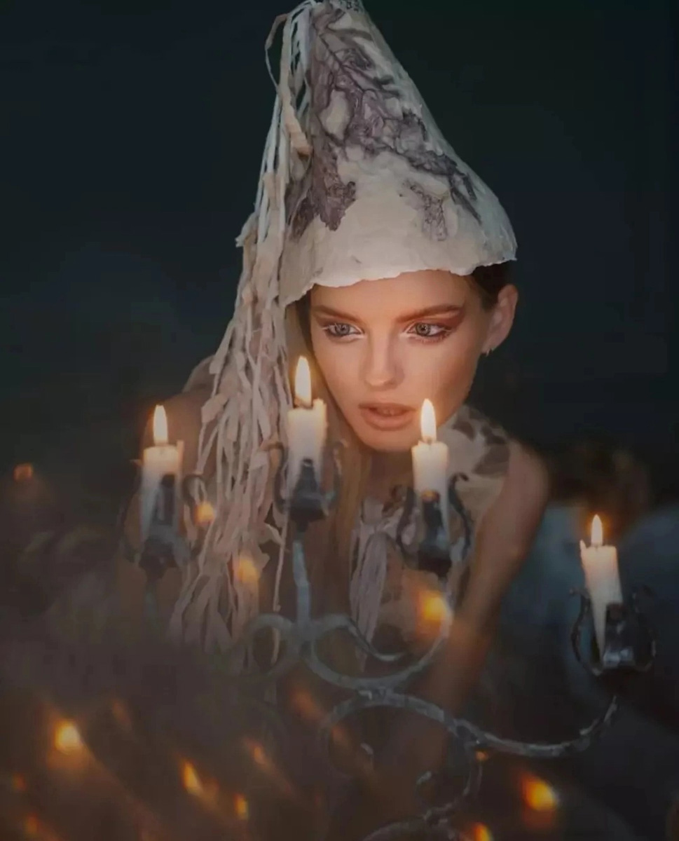 Создать по-настоящему эксклюзивный и полностью натуральный наряд? Да еще с помощью матушки-природы? Владимирский дизайнер-декоратор Наталья Наянзина доказала, что такое вполне возможно! Недавно вместе с коллегой она запустила коллекцию из 12 бумажных платьев с экопринтами.