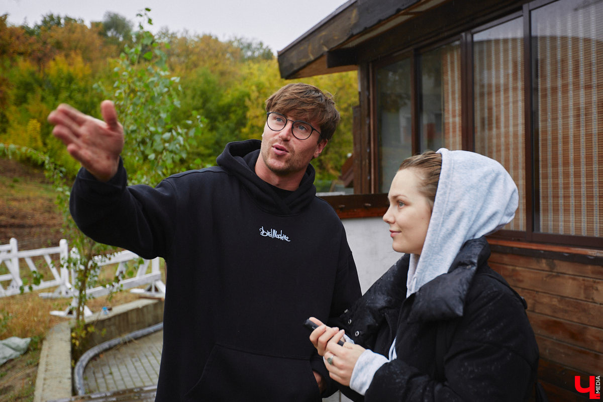 Горнолыжная трасса для взрослых и детей с трюковым сноу-парком и площадкой для тюбинга, буквально через забор — каток-лабиринт, где проводятся крутые ивенты. Рядом большой SPA-комплекс, хороший отель, новый торговый центр и навевающий горное настроение ресторан-шале. Всё это в самом центре города. Как жалко, что не во Владимире! Хотя постойте-ка…