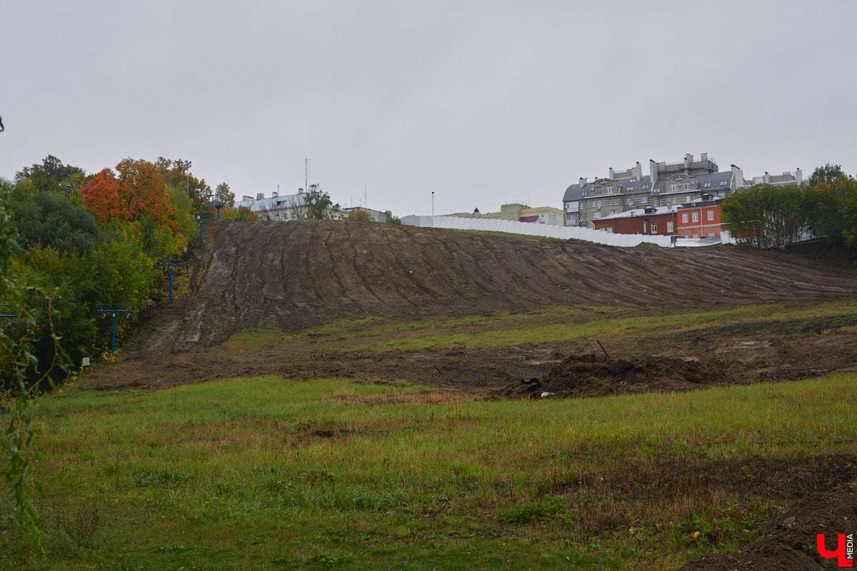 Горнолыжная трасса для взрослых и детей с трюковым сноу-парком и площадкой для тюбинга, буквально через забор — каток-лабиринт, где проводятся крутые ивенты. Рядом большой SPA-комплекс, хороший отель, новый торговый центр и навевающий горное настроение ресторан-шале. Всё это в самом центре города. Как жалко, что не во Владимире! Хотя постойте-ка…