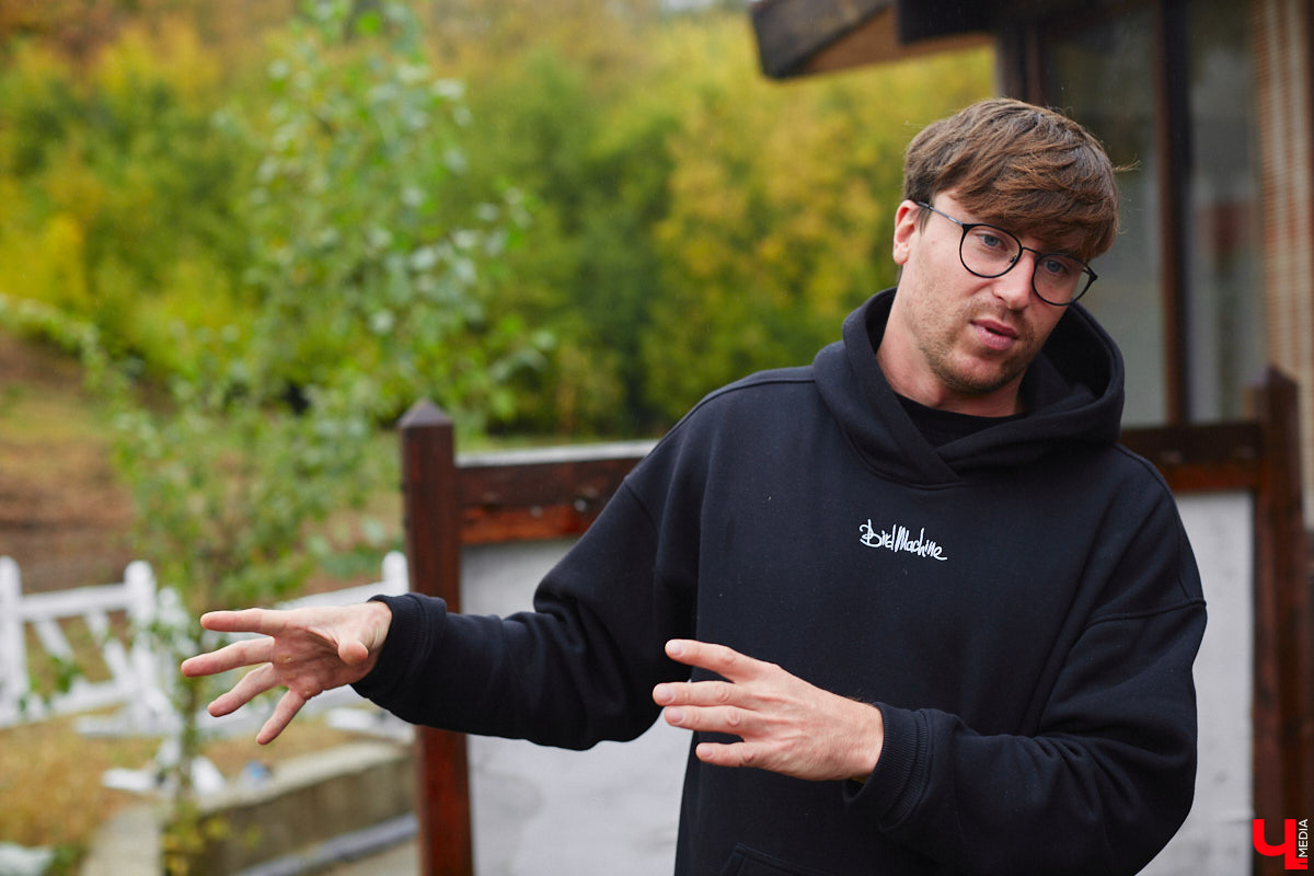 Горнолыжная трасса для взрослых и детей с трюковым сноу-парком и площадкой для тюбинга, буквально через забор — каток-лабиринт, где проводятся крутые ивенты. Рядом большой SPA-комплекс, хороший отель, новый торговый центр и навевающий горное настроение ресторан-шале. Всё это в самом центре города. Как жалко, что не во Владимире! Хотя постойте-ка…