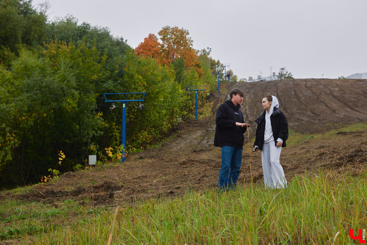 Горнолыжная трасса для взрослых и детей с трюковым сноу-парком и площадкой для тюбинга, буквально через забор — каток-лабиринт, где проводятся крутые ивенты. Рядом большой SPA-комплекс, хороший отель, новый торговый центр и навевающий горное настроение ресторан-шале. Всё это в самом центре города. Как жалко, что не во Владимире! Хотя постойте-ка…