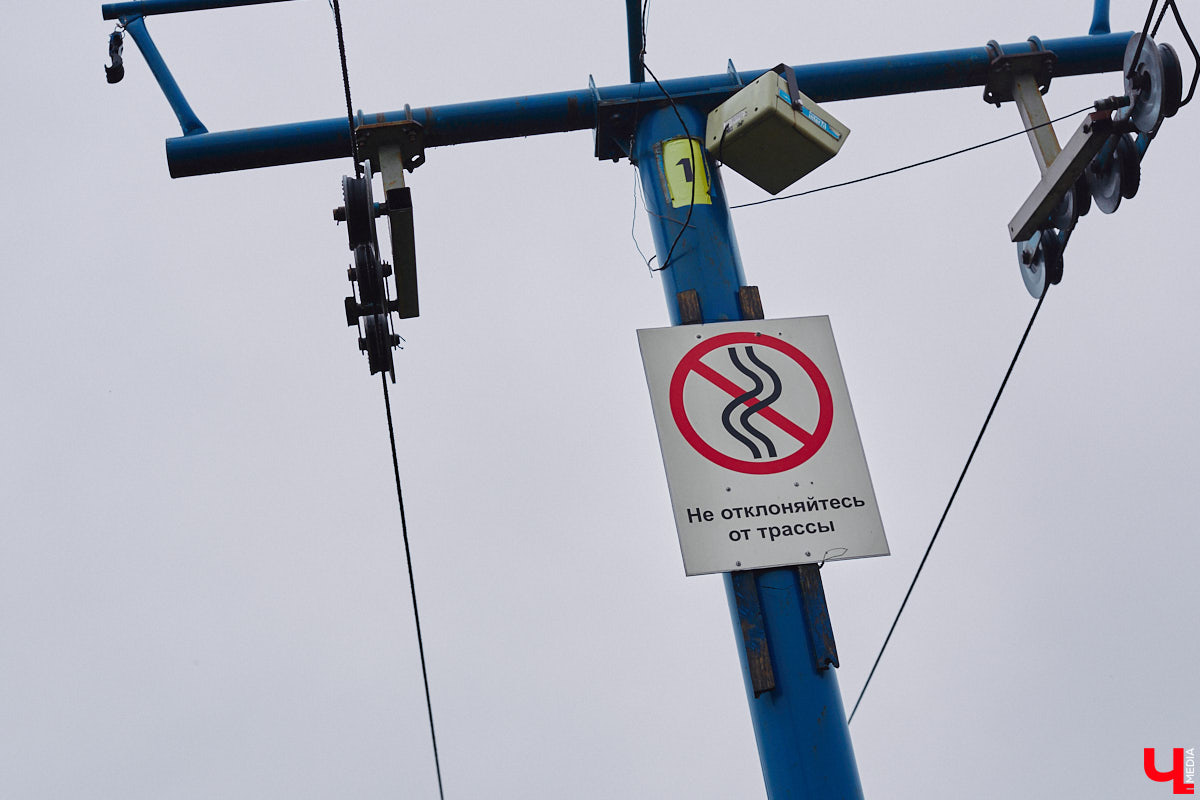 Горнолыжная трасса для взрослых и детей с трюковым сноу-парком и площадкой для тюбинга, буквально через забор — каток-лабиринт, где проводятся крутые ивенты. Рядом большой SPA-комплекс, хороший отель, новый торговый центр и навевающий горное настроение ресторан-шале. Всё это в самом центре города. Как жалко, что не во Владимире! Хотя постойте-ка…