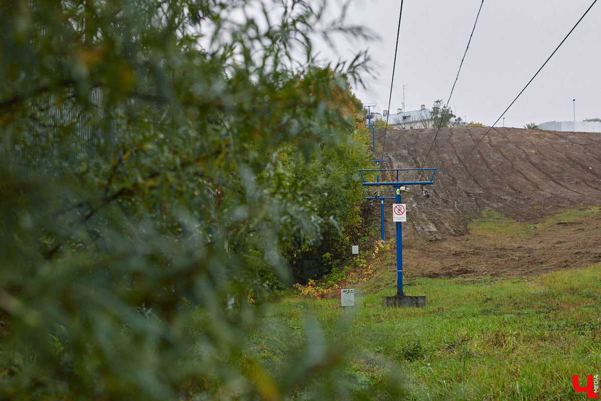 Горнолыжная трасса для взрослых и детей с трюковым сноу-парком и площадкой для тюбинга, буквально через забор — каток-лабиринт, где проводятся крутые ивенты. Рядом большой SPA-комплекс, хороший отель, новый торговый центр и навевающий горное настроение ресторан-шале. Всё это в самом центре города. Как жалко, что не во Владимире! Хотя постойте-ка…