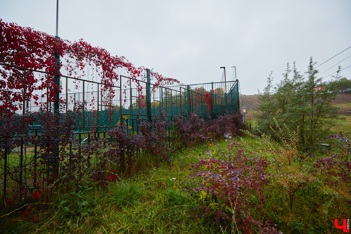 Горнолыжная трасса для взрослых и детей с трюковым сноу-парком и площадкой для тюбинга, буквально через забор — каток-лабиринт, где проводятся крутые ивенты. Рядом большой SPA-комплекс, хороший отель, новый торговый центр и навевающий горное настроение ресторан-шале. Всё это в самом центре города. Как жалко, что не во Владимире! Хотя постойте-ка…
