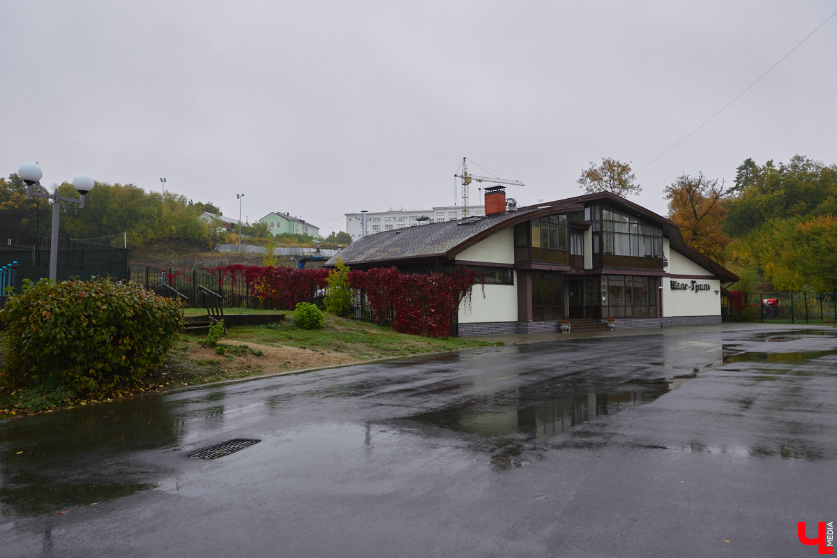 Горнолыжная трасса для взрослых и детей с трюковым сноу-парком и площадкой для тюбинга, буквально через забор — каток-лабиринт, где проводятся крутые ивенты. Рядом большой SPA-комплекс, хороший отель, новый торговый центр и навевающий горное настроение ресторан-шале. Всё это в самом центре города. Как жалко, что не во Владимире! Хотя постойте-ка…