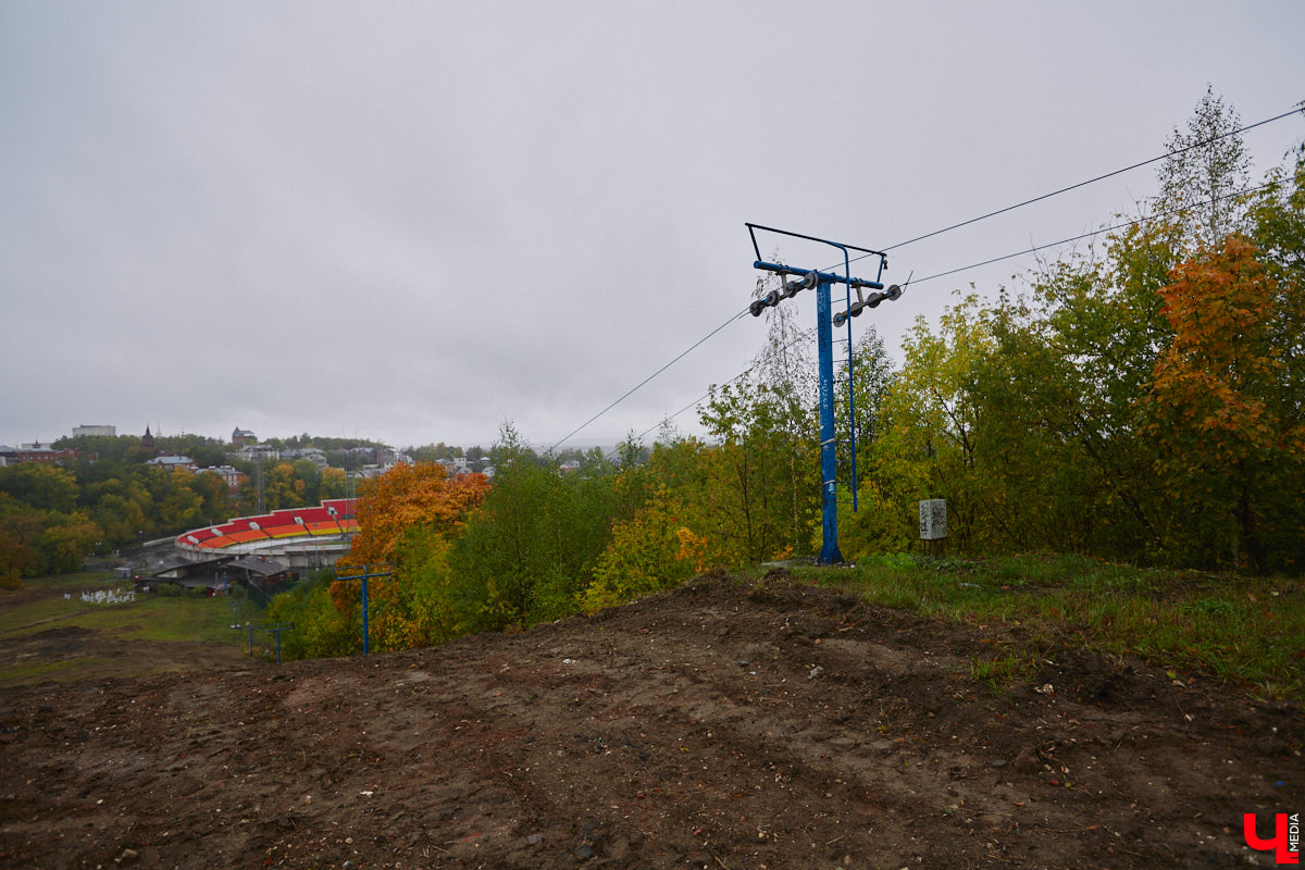 Горнолыжная трасса для взрослых и детей с трюковым сноу-парком и площадкой для тюбинга, буквально через забор — каток-лабиринт, где проводятся крутые ивенты. Рядом большой SPA-комплекс, хороший отель, новый торговый центр и навевающий горное настроение ресторан-шале. Всё это в самом центре города. Как жалко, что не во Владимире! Хотя постойте-ка…