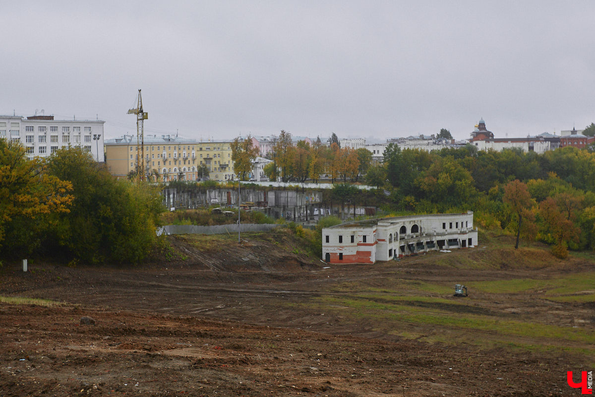 Горнолыжная трасса для взрослых и детей с трюковым сноу-парком и площадкой для тюбинга, буквально через забор — каток-лабиринт, где проводятся крутые ивенты. Рядом большой SPA-комплекс, хороший отель, новый торговый центр и навевающий горное настроение ресторан-шале. Всё это в самом центре города. Как жалко, что не во Владимире! Хотя постойте-ка…
