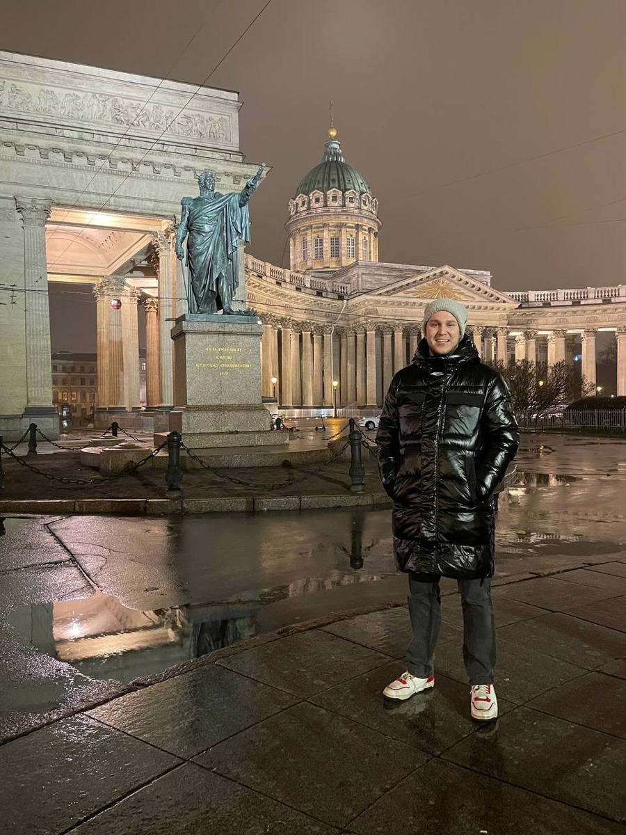 На новогодних каникулах владимирец Александр Пронин, загоревшись желанием создать что-нибудь интересное, сравнил скриншоты из фильма «Один дома — 2» с современными фотографиями Нью-Йорка. Благодаря этому мы узнали, как изменились места съемок культовой картины за 30 лет. Кстати, о «культовом». Для своей второй интерактивной карты Александр выбрал не менее популярный фильм — созданный Алексеем Балабановым и Валерием Переверзем 25 лет назад «Брат».