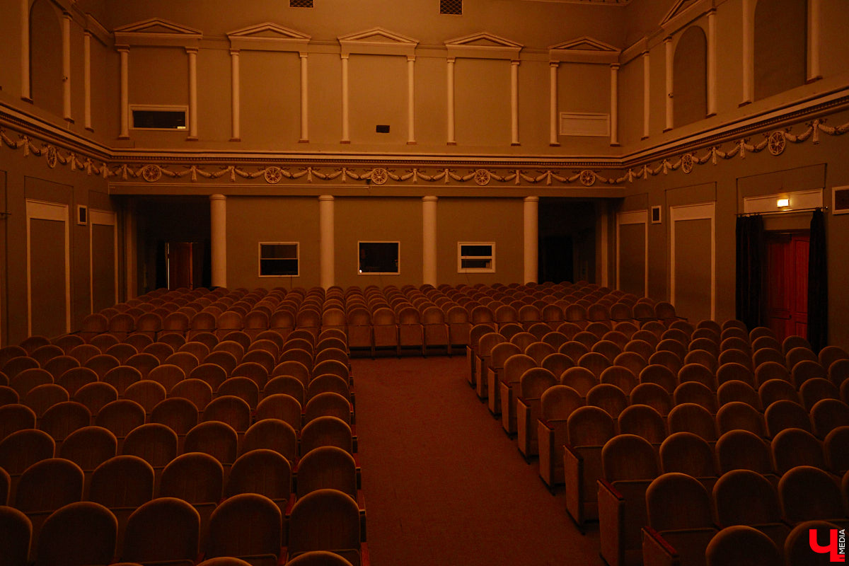 174-й театральный сезон драмтеатра начался с репетиций на Соборной площади, открылся комедией на Ленина, а продолжится новым моноспектаклем на Театральной площади и большой премьерой на Диктора Левитана. Погружаемся в атмосферу царства Мельпомены и выясняем, как продвигается ремонт в здании и в каких же локациях Владимира можно будет посмотреть ту или иную постановку. 