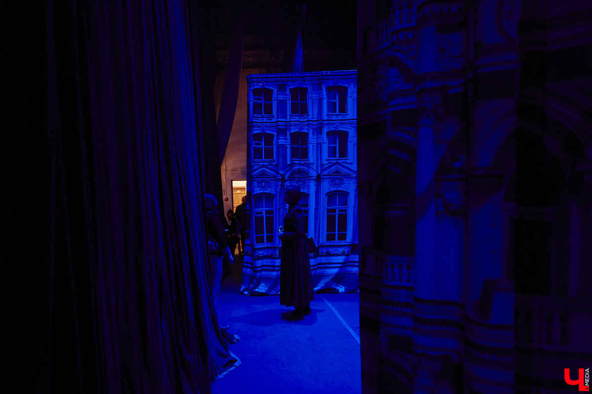 174-й театральный сезон драмтеатра начался с репетиций на Соборной площади, открылся комедией на Ленина, а продолжится новым моноспектаклем на Театральной площади и большой премьерой на Диктора Левитана. Погружаемся в атмосферу царства Мельпомены и выясняем, как продвигается ремонт в здании и в каких же локациях Владимира можно будет посмотреть ту или иную постановку. 