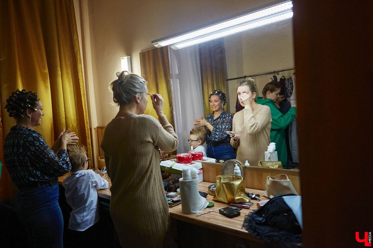 174-й театральный сезон драмтеатра начался с репетиций на Соборной площади, открылся комедией на Ленина, а продолжится новым моноспектаклем на Театральной площади и большой премьерой на Диктора Левитана. Погружаемся в атмосферу царства Мельпомены и выясняем, как продвигается ремонт в здании и в каких же локациях Владимира можно будет посмотреть ту или иную постановку. 