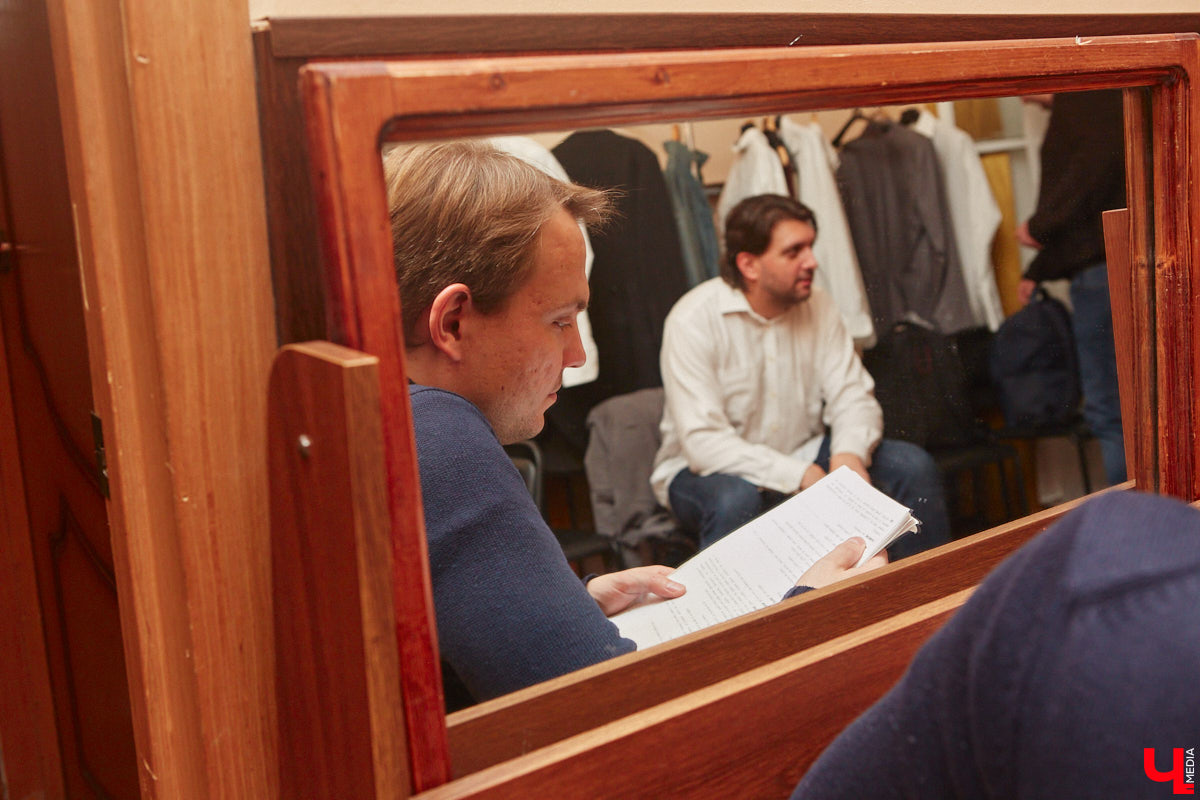 174-й театральный сезон драмтеатра начался с репетиций на Соборной площади, открылся комедией на Ленина, а продолжится новым моноспектаклем на Театральной площади и большой премьерой на Диктора Левитана. Погружаемся в атмосферу царства Мельпомены и выясняем, как продвигается ремонт в здании и в каких же локациях Владимира можно будет посмотреть ту или иную постановку. 