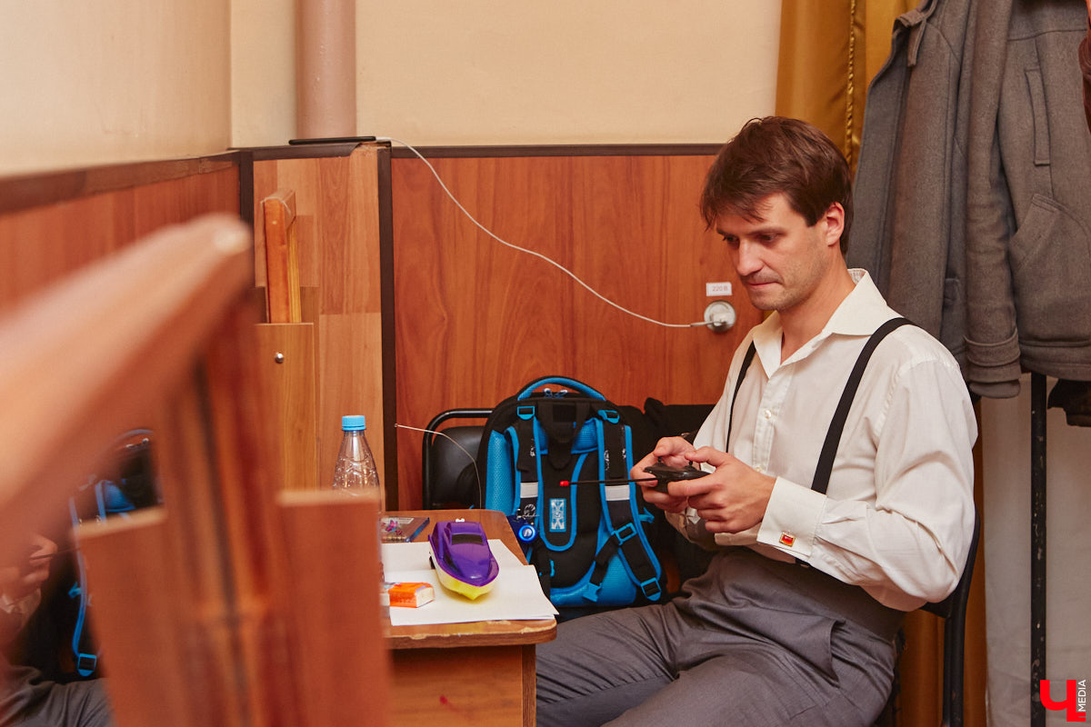 174-й театральный сезон драмтеатра начался с репетиций на Соборной площади, открылся комедией на Ленина, а продолжится новым моноспектаклем на Театральной площади и большой премьерой на Диктора Левитана. Погружаемся в атмосферу царства Мельпомены и выясняем, как продвигается ремонт в здании и в каких же локациях Владимира можно будет посмотреть ту или иную постановку. 