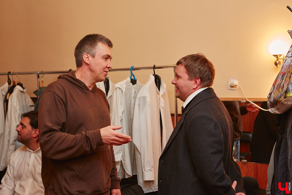 174-й театральный сезон драмтеатра начался с репетиций на Соборной площади, открылся комедией на Ленина, а продолжится новым моноспектаклем на Театральной площади и большой премьерой на Диктора Левитана. Погружаемся в атмосферу царства Мельпомены и выясняем, как продвигается ремонт в здании и в каких же локациях Владимира можно будет посмотреть ту или иную постановку. 