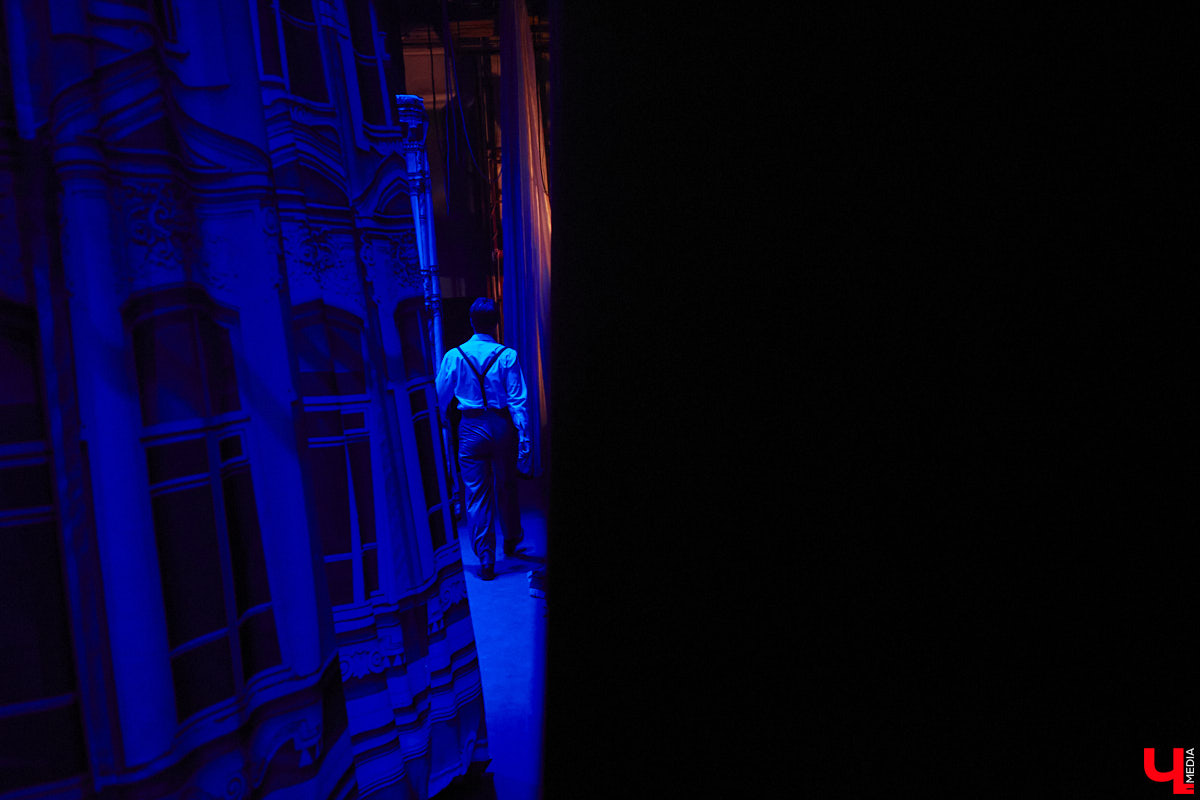 174-й театральный сезон драмтеатра начался с репетиций на Соборной площади, открылся комедией на Ленина, а продолжится новым моноспектаклем на Театральной площади и большой премьерой на Диктора Левитана. Погружаемся в атмосферу царства Мельпомены и выясняем, как продвигается ремонт в здании и в каких же локациях Владимира можно будет посмотреть ту или иную постановку. 