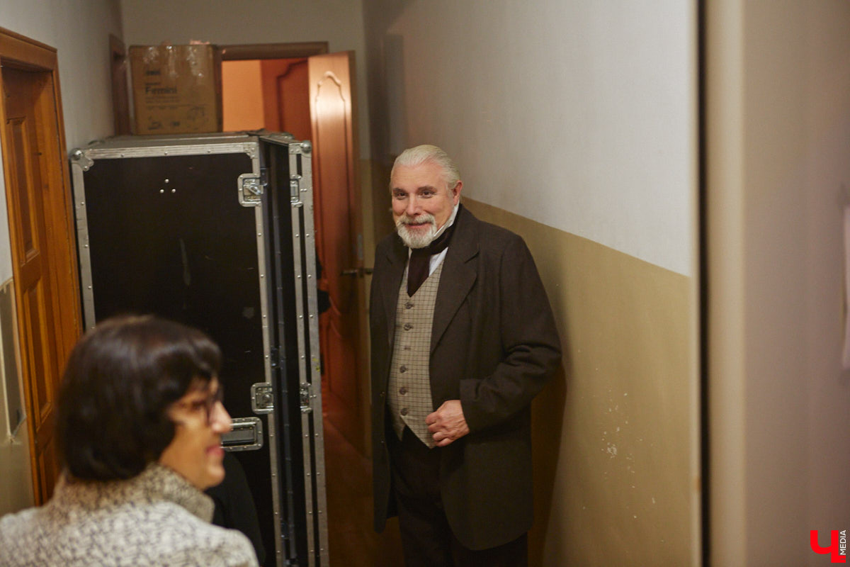 174-й театральный сезон драмтеатра начался с репетиций на Соборной площади, открылся комедией на Ленина, а продолжится новым моноспектаклем на Театральной площади и большой премьерой на Диктора Левитана. Погружаемся в атмосферу царства Мельпомены и выясняем, как продвигается ремонт в здании и в каких же локациях Владимира можно будет посмотреть ту или иную постановку. 