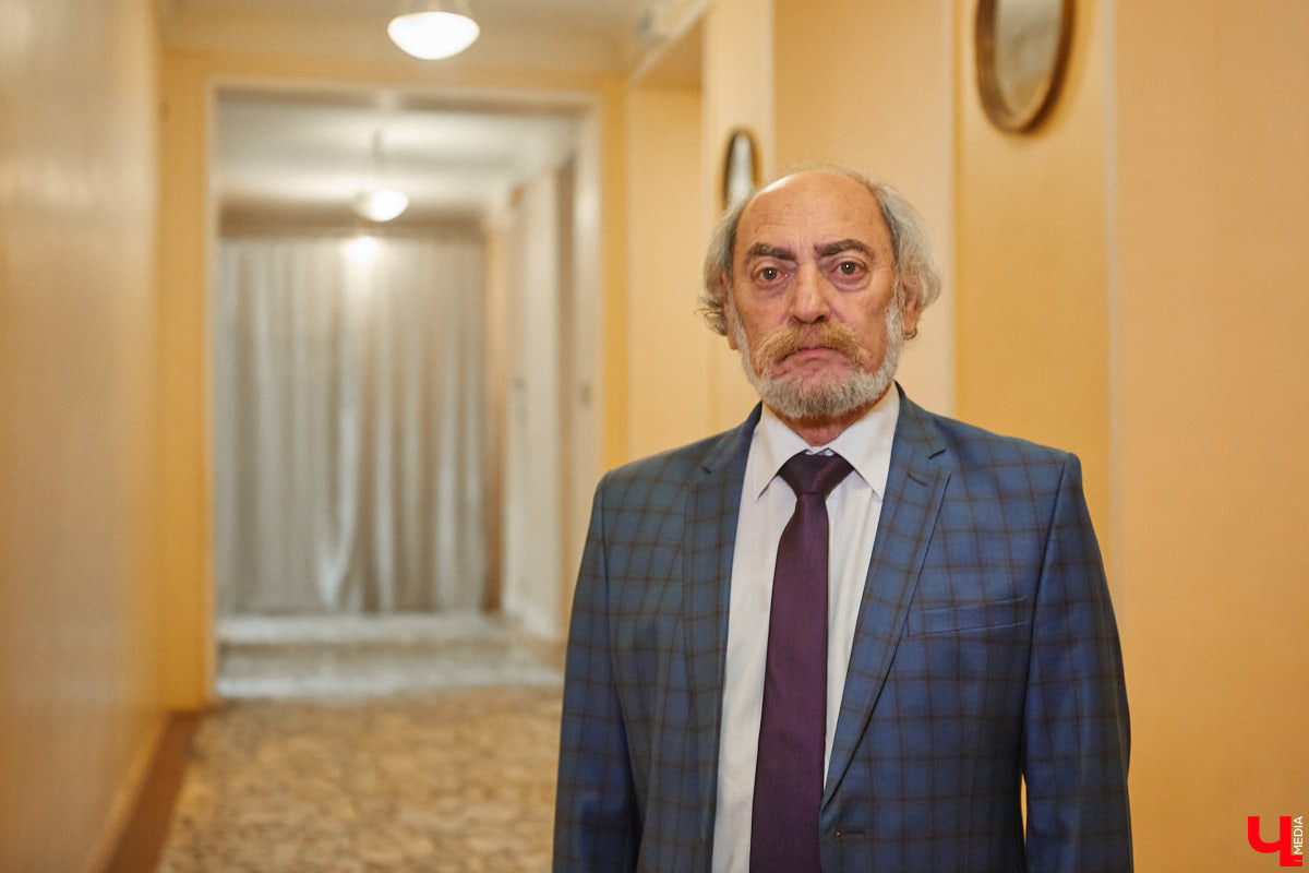 174-й театральный сезон драмтеатра начался с репетиций на Соборной площади, открылся комедией на Ленина, а продолжится новым моноспектаклем на Театральной площади и большой премьерой на Диктора Левитана. Погружаемся в атмосферу царства Мельпомены и выясняем, как продвигается ремонт в здании и в каких же локациях Владимира можно будет посмотреть ту или иную постановку. 