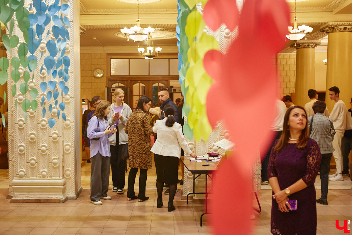 174-й театральный сезон драмтеатра начался с репетиций на Соборной площади, открылся комедией на Ленина, а продолжится новым моноспектаклем на Театральной площади и большой премьерой на Диктора Левитана. Погружаемся в атмосферу царства Мельпомены и выясняем, как продвигается ремонт в здании и в каких же локациях Владимира можно будет посмотреть ту или иную постановку. 