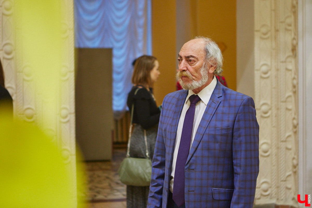 174-й театральный сезон драмтеатра начался с репетиций на Соборной площади, открылся комедией на Ленина, а продолжится новым моноспектаклем на Театральной площади и большой премьерой на Диктора Левитана. Погружаемся в атмосферу царства Мельпомены и выясняем, как продвигается ремонт в здании и в каких же локациях Владимира можно будет посмотреть ту или иную постановку. 