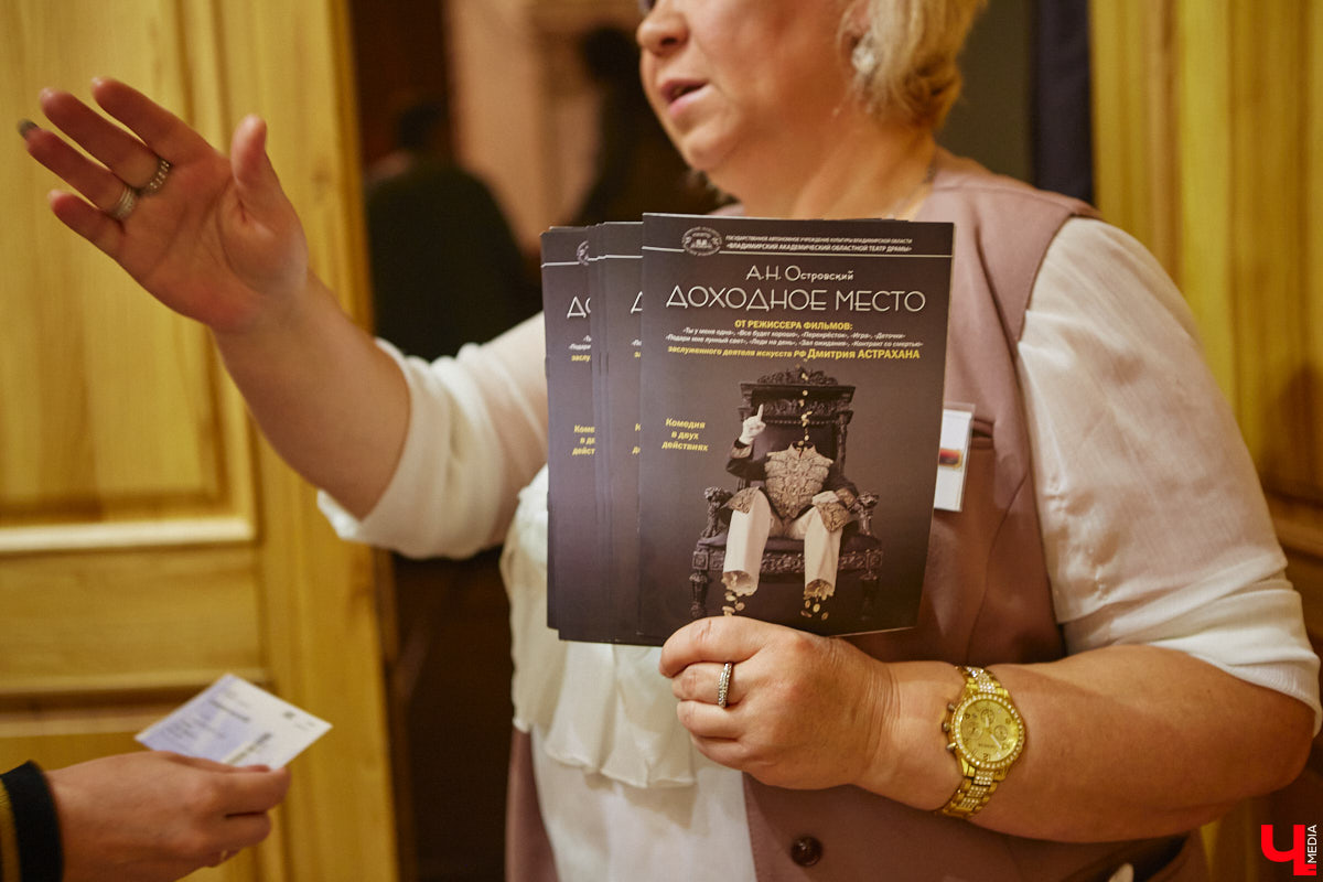 174-й театральный сезон драмтеатра начался с репетиций на Соборной площади, открылся комедией на Ленина, а продолжится новым моноспектаклем на Театральной площади и большой премьерой на Диктора Левитана. Погружаемся в атмосферу царства Мельпомены и выясняем, как продвигается ремонт в здании и в каких же локациях Владимира можно будет посмотреть ту или иную постановку. 