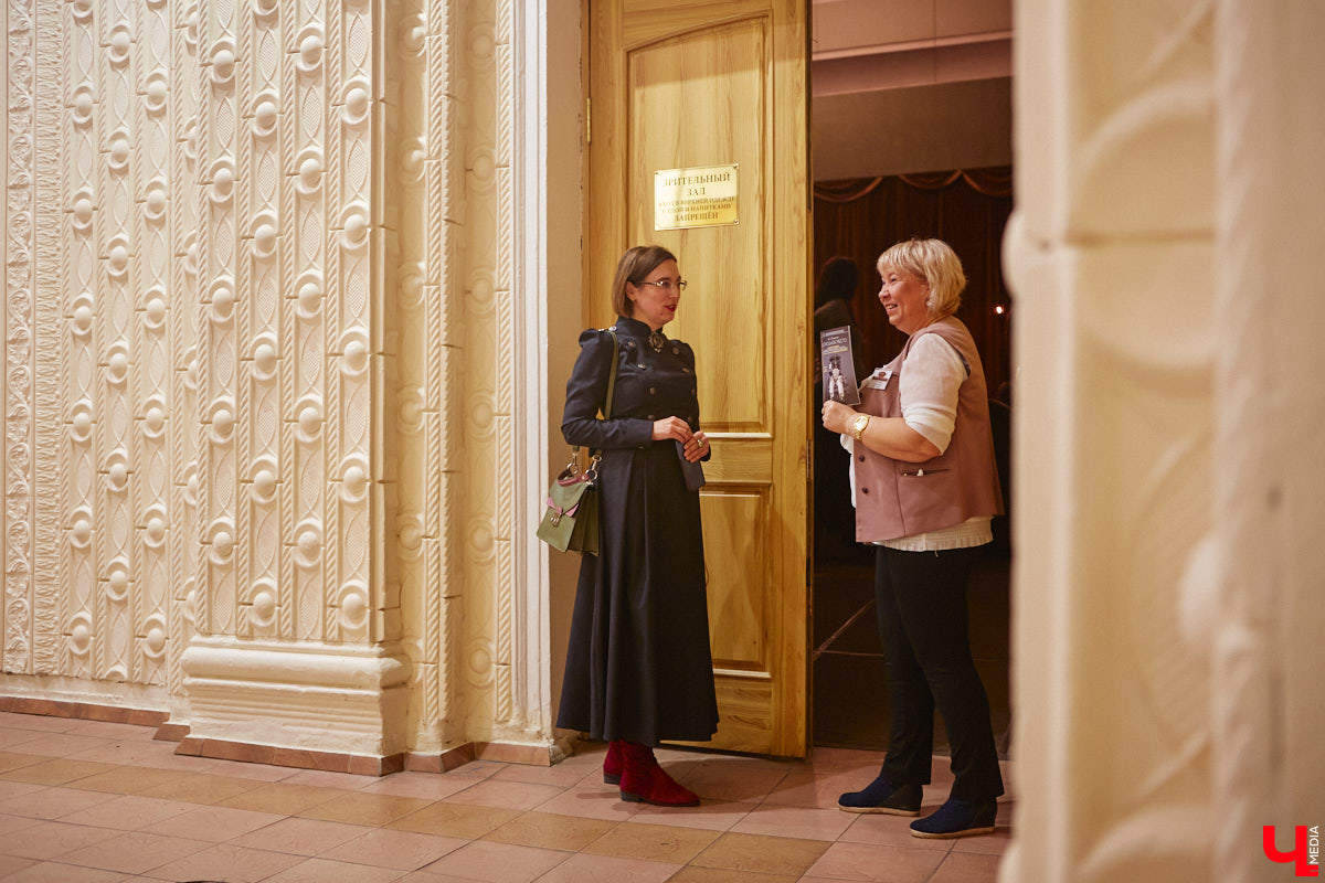 174-й театральный сезон драмтеатра начался с репетиций на Соборной площади, открылся комедией на Ленина, а продолжится новым моноспектаклем на Театральной площади и большой премьерой на Диктора Левитана. Погружаемся в атмосферу царства Мельпомены и выясняем, как продвигается ремонт в здании и в каких же локациях Владимира можно будет посмотреть ту или иную постановку. 