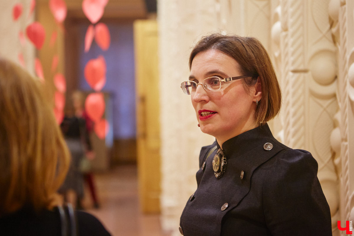 174-й театральный сезон драмтеатра начался с репетиций на Соборной площади, открылся комедией на Ленина, а продолжится новым моноспектаклем на Театральной площади и большой премьерой на Диктора Левитана. Погружаемся в атмосферу царства Мельпомены и выясняем, как продвигается ремонт в здании и в каких же локациях Владимира можно будет посмотреть ту или иную постановку. 