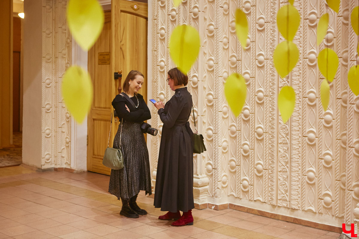 174-й театральный сезон драмтеатра начался с репетиций на Соборной площади, открылся комедией на Ленина, а продолжится новым моноспектаклем на Театральной площади и большой премьерой на Диктора Левитана. Погружаемся в атмосферу царства Мельпомены и выясняем, как продвигается ремонт в здании и в каких же локациях Владимира можно будет посмотреть ту или иную постановку. 