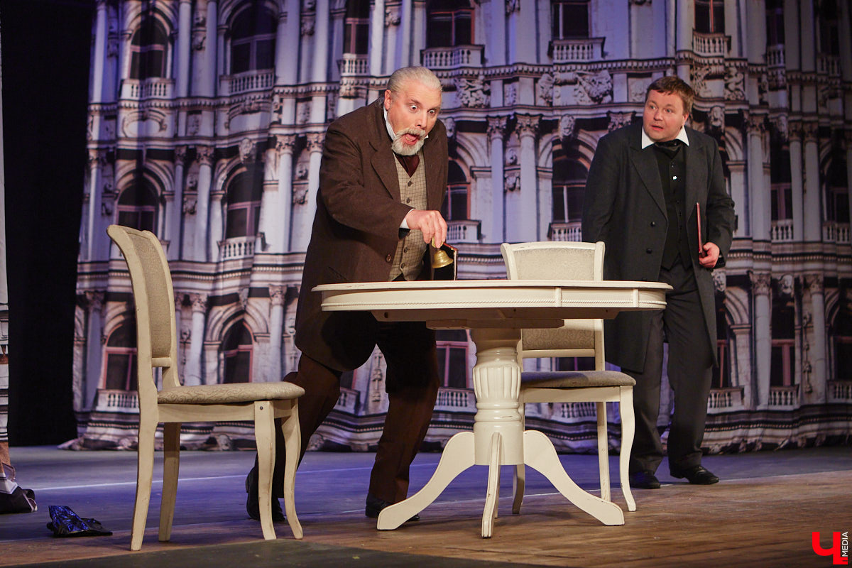 174-й театральный сезон драмтеатра начался с репетиций на Соборной площади, открылся комедией на Ленина, а продолжится новым моноспектаклем на Театральной площади и большой премьерой на Диктора Левитана. Погружаемся в атмосферу царства Мельпомены и выясняем, как продвигается ремонт в здании и в каких же локациях Владимира можно будет посмотреть ту или иную постановку. 