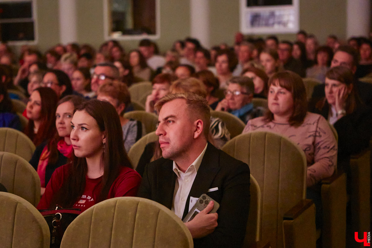 174-й театральный сезон драмтеатра начался с репетиций на Соборной площади, открылся комедией на Ленина, а продолжится новым моноспектаклем на Театральной площади и большой премьерой на Диктора Левитана. Погружаемся в атмосферу царства Мельпомены и выясняем, как продвигается ремонт в здании и в каких же локациях Владимира можно будет посмотреть ту или иную постановку. 