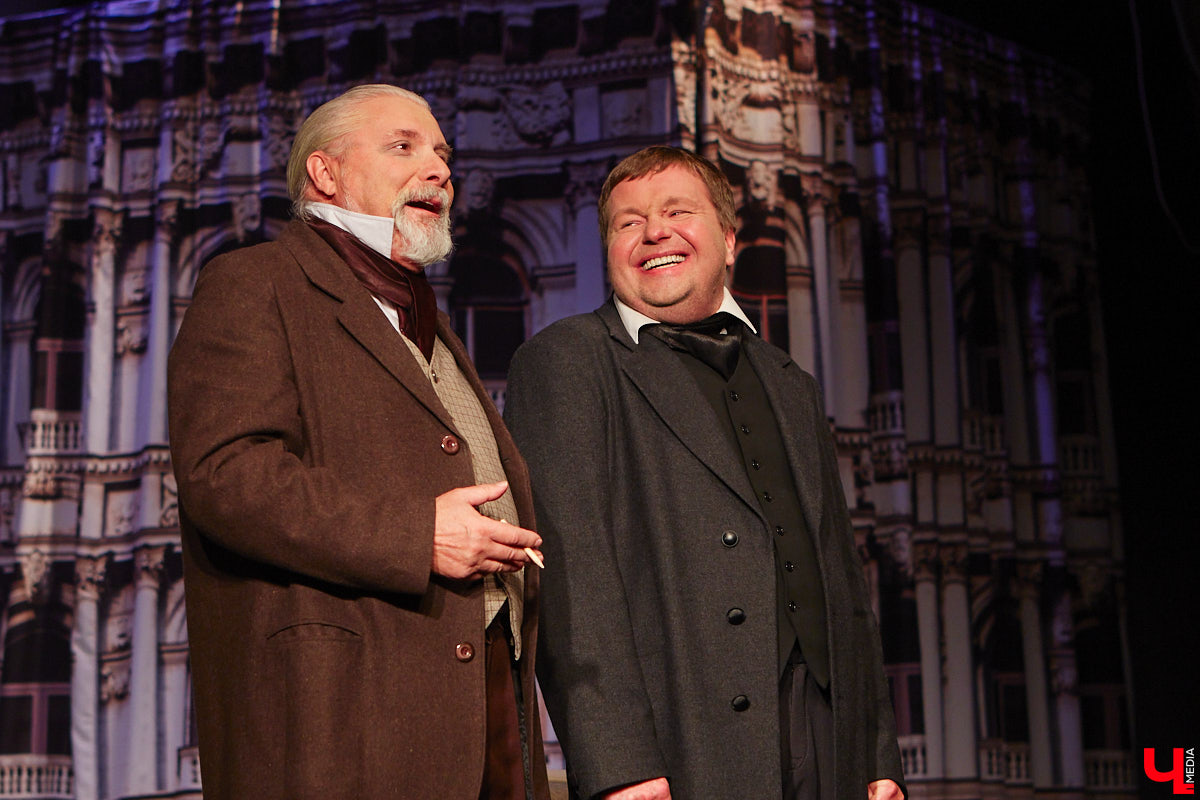 174-й театральный сезон драмтеатра начался с репетиций на Соборной площади, открылся комедией на Ленина, а продолжится новым моноспектаклем на Театральной площади и большой премьерой на Диктора Левитана. Погружаемся в атмосферу царства Мельпомены и выясняем, как продвигается ремонт в здании и в каких же локациях Владимира можно будет посмотреть ту или иную постановку. 