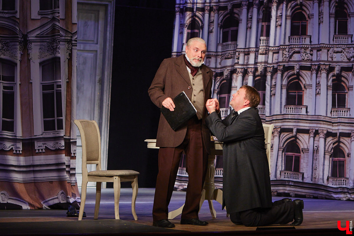 174-й театральный сезон драмтеатра начался с репетиций на Соборной площади, открылся комедией на Ленина, а продолжится новым моноспектаклем на Театральной площади и большой премьерой на Диктора Левитана. Погружаемся в атмосферу царства Мельпомены и выясняем, как продвигается ремонт в здании и в каких же локациях Владимира можно будет посмотреть ту или иную постановку. 