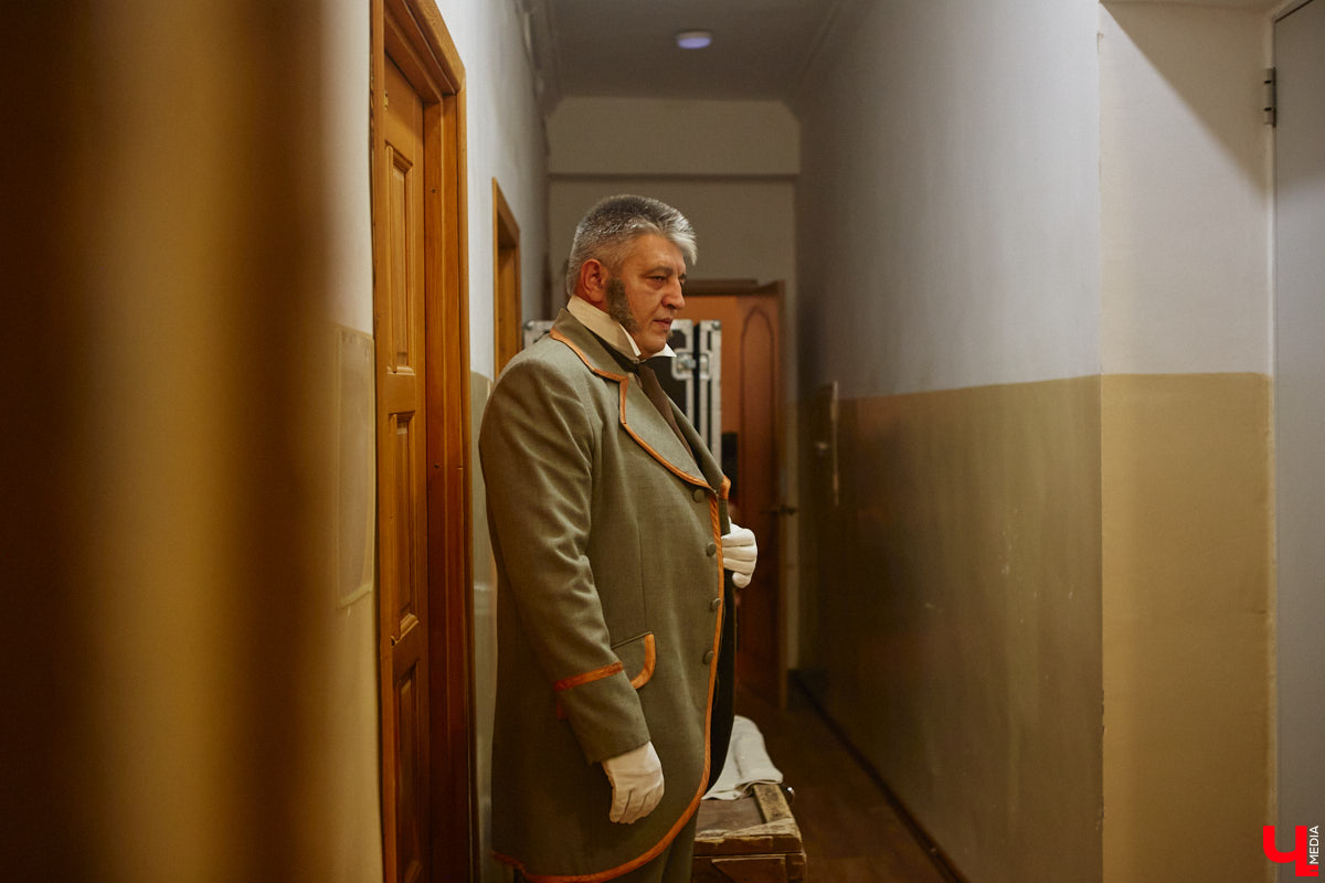 174-й театральный сезон драмтеатра начался с репетиций на Соборной площади, открылся комедией на Ленина, а продолжится новым моноспектаклем на Театральной площади и большой премьерой на Диктора Левитана. Погружаемся в атмосферу царства Мельпомены и выясняем, как продвигается ремонт в здании и в каких же локациях Владимира можно будет посмотреть ту или иную постановку. 