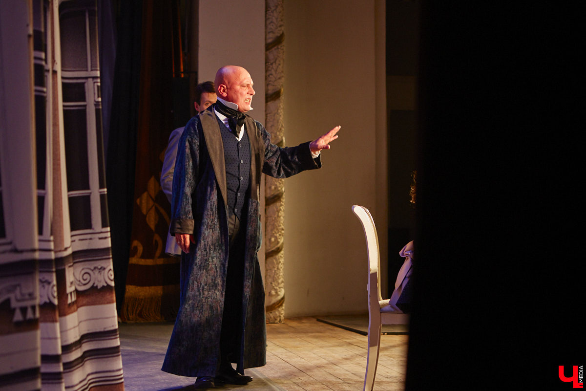 174-й театральный сезон драмтеатра начался с репетиций на Соборной площади, открылся комедией на Ленина, а продолжится новым моноспектаклем на Театральной площади и большой премьерой на Диктора Левитана. Погружаемся в атмосферу царства Мельпомены и выясняем, как продвигается ремонт в здании и в каких же локациях Владимира можно будет посмотреть ту или иную постановку. 