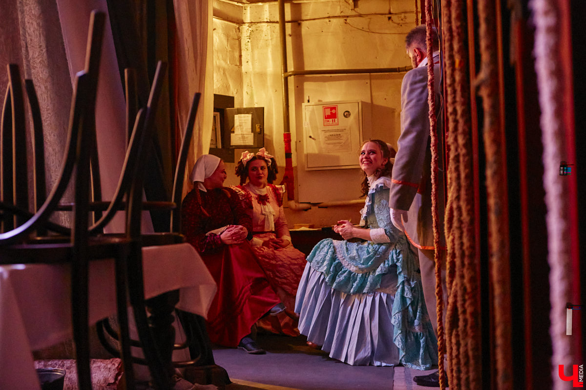 174-й театральный сезон драмтеатра начался с репетиций на Соборной площади, открылся комедией на Ленина, а продолжится новым моноспектаклем на Театральной площади и большой премьерой на Диктора Левитана. Погружаемся в атмосферу царства Мельпомены и выясняем, как продвигается ремонт в здании и в каких же локациях Владимира можно будет посмотреть ту или иную постановку. 