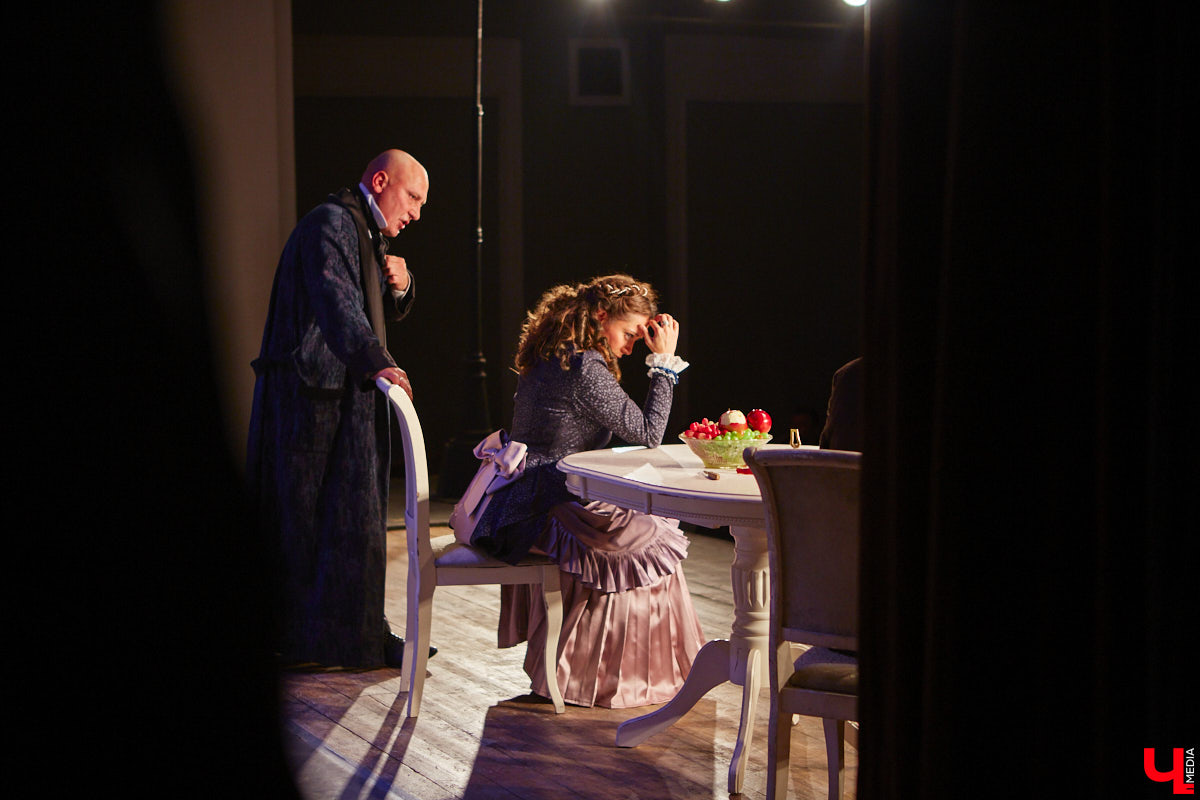 174-й театральный сезон драмтеатра начался с репетиций на Соборной площади, открылся комедией на Ленина, а продолжится новым моноспектаклем на Театральной площади и большой премьерой на Диктора Левитана. Погружаемся в атмосферу царства Мельпомены и выясняем, как продвигается ремонт в здании и в каких же локациях Владимира можно будет посмотреть ту или иную постановку. 