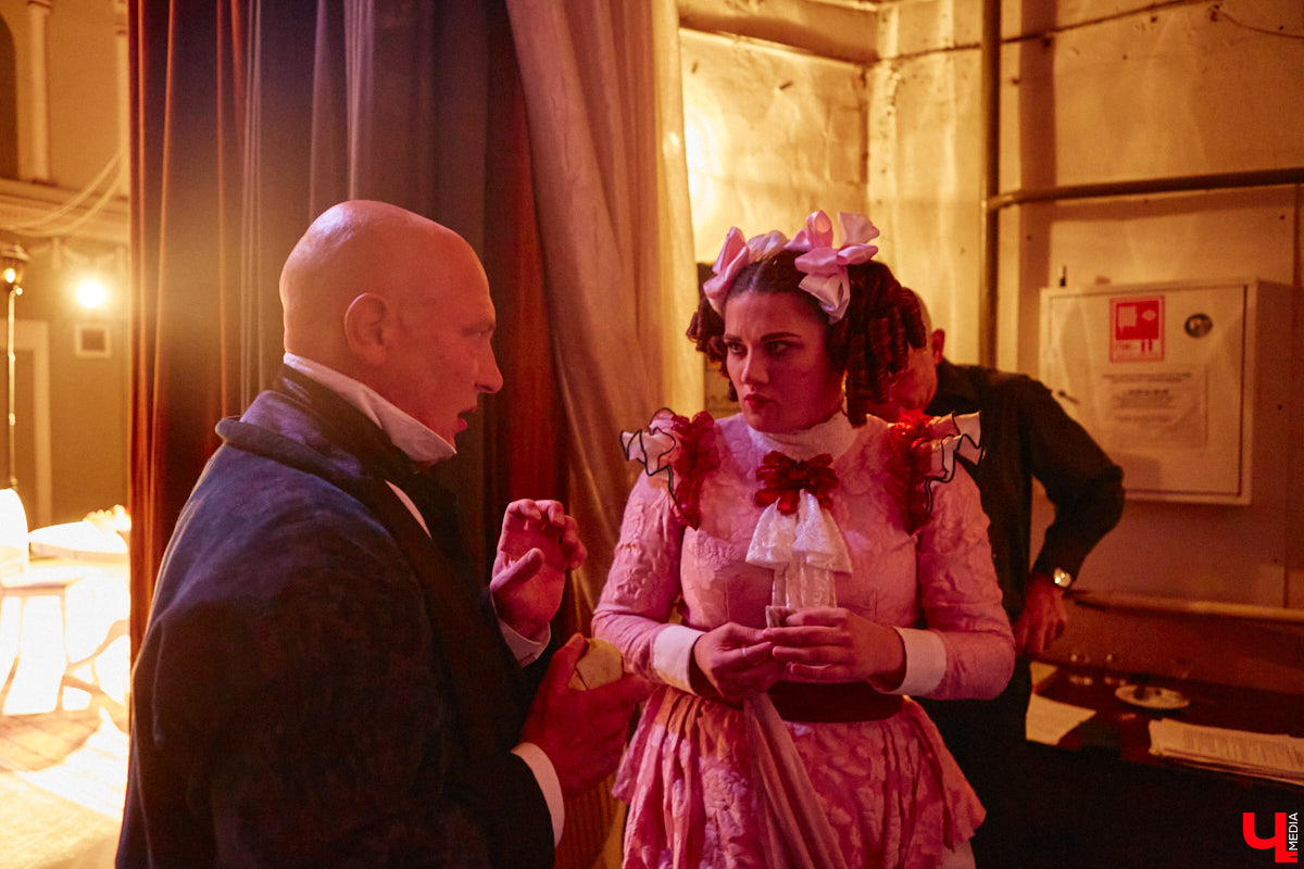 174-й театральный сезон драмтеатра начался с репетиций на Соборной площади, открылся комедией на Ленина, а продолжится новым моноспектаклем на Театральной площади и большой премьерой на Диктора Левитана. Погружаемся в атмосферу царства Мельпомены и выясняем, как продвигается ремонт в здании и в каких же локациях Владимира можно будет посмотреть ту или иную постановку. 