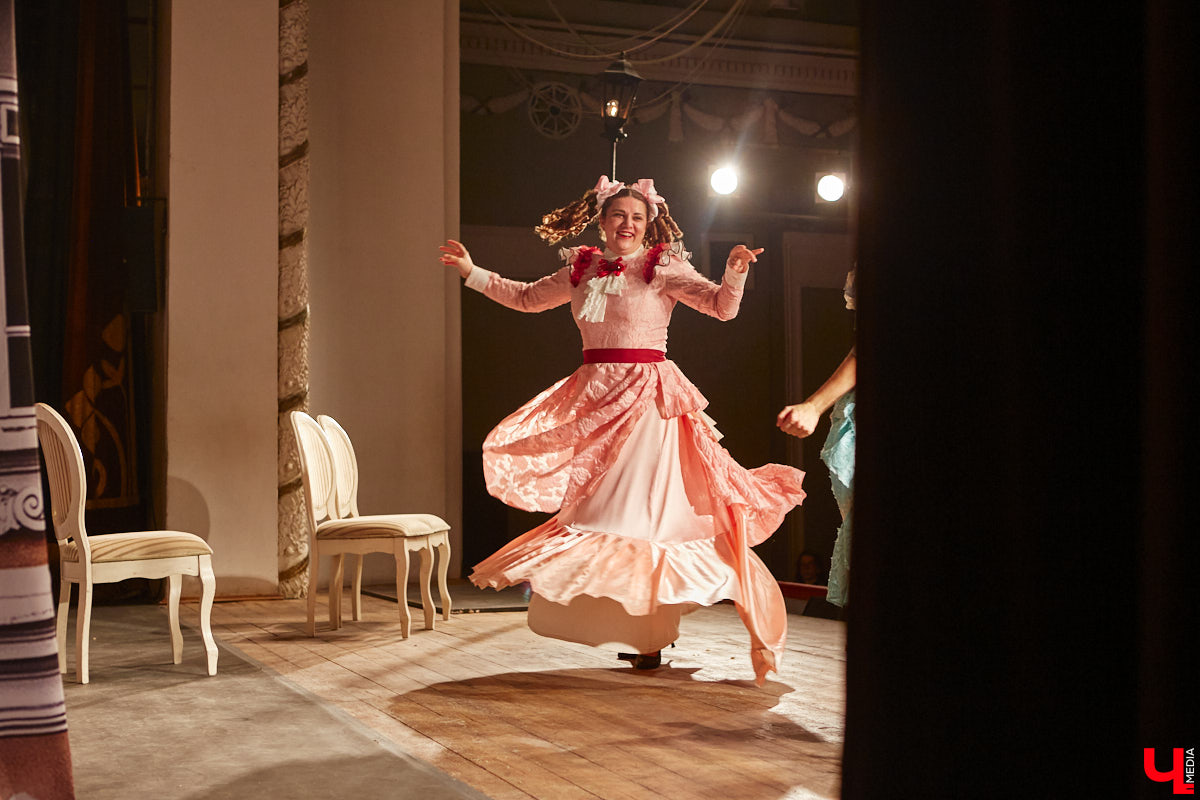 174-й театральный сезон драмтеатра начался с репетиций на Соборной площади, открылся комедией на Ленина, а продолжится новым моноспектаклем на Театральной площади и большой премьерой на Диктора Левитана. Погружаемся в атмосферу царства Мельпомены и выясняем, как продвигается ремонт в здании и в каких же локациях Владимира можно будет посмотреть ту или иную постановку. 