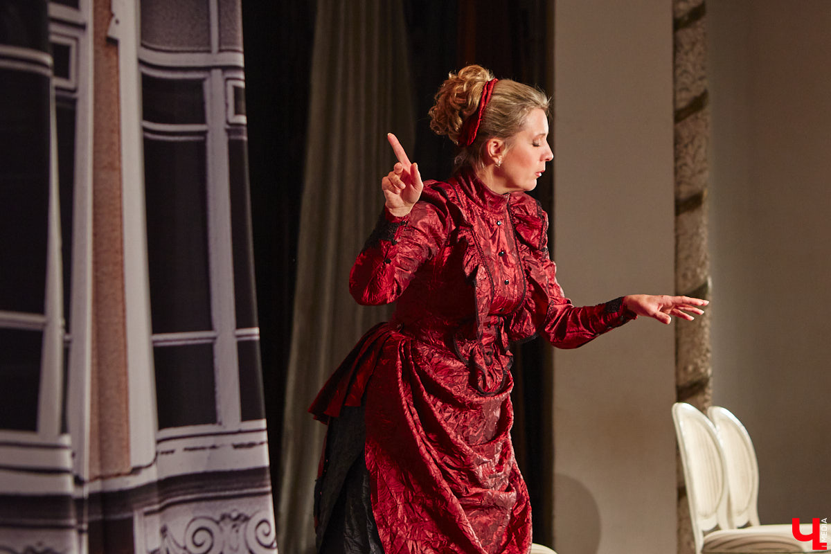 174-й театральный сезон драмтеатра начался с репетиций на Соборной площади, открылся комедией на Ленина, а продолжится новым моноспектаклем на Театральной площади и большой премьерой на Диктора Левитана. Погружаемся в атмосферу царства Мельпомены и выясняем, как продвигается ремонт в здании и в каких же локациях Владимира можно будет посмотреть ту или иную постановку. 