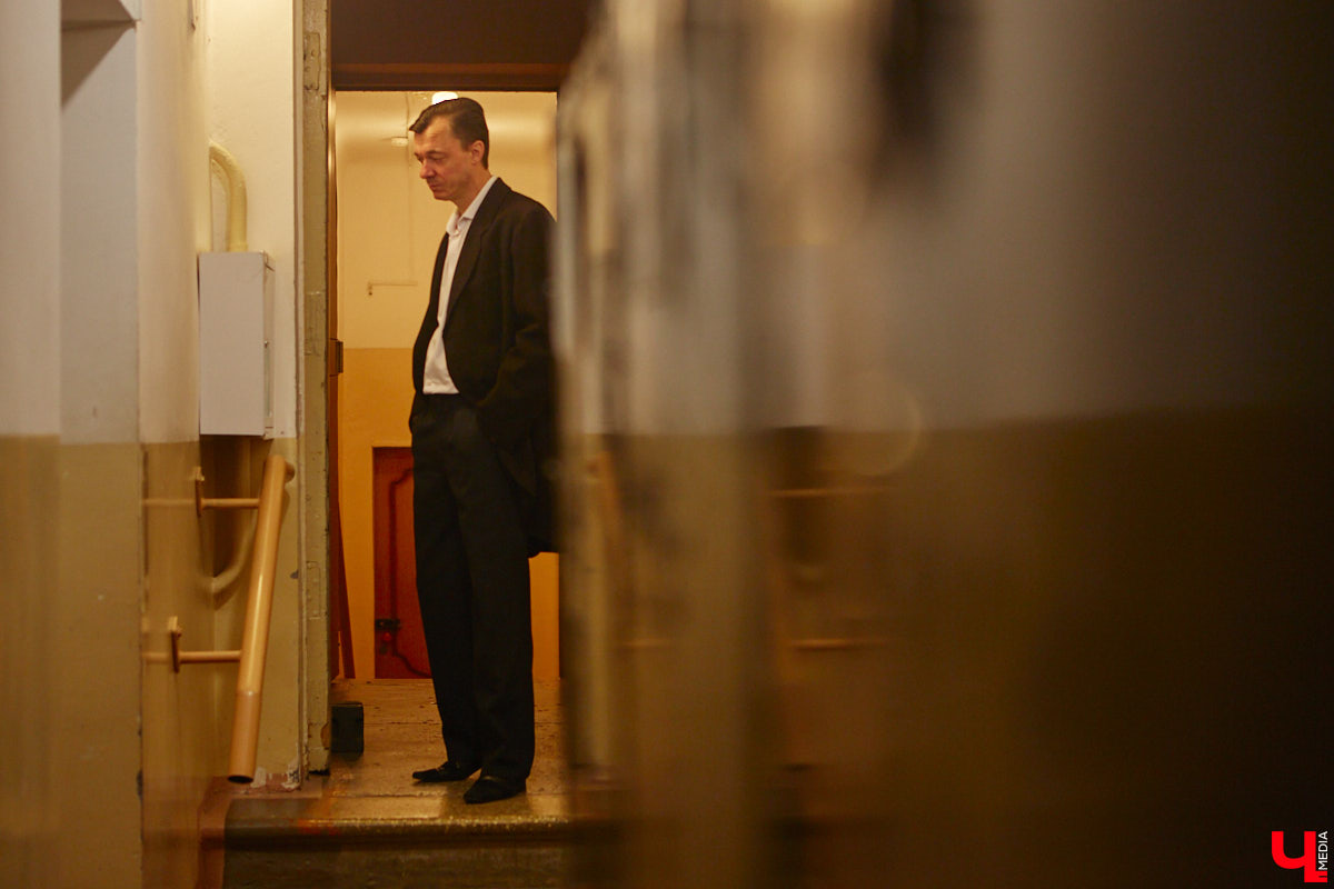 174-й театральный сезон драмтеатра начался с репетиций на Соборной площади, открылся комедией на Ленина, а продолжится новым моноспектаклем на Театральной площади и большой премьерой на Диктора Левитана. Погружаемся в атмосферу царства Мельпомены и выясняем, как продвигается ремонт в здании и в каких же локациях Владимира можно будет посмотреть ту или иную постановку. 