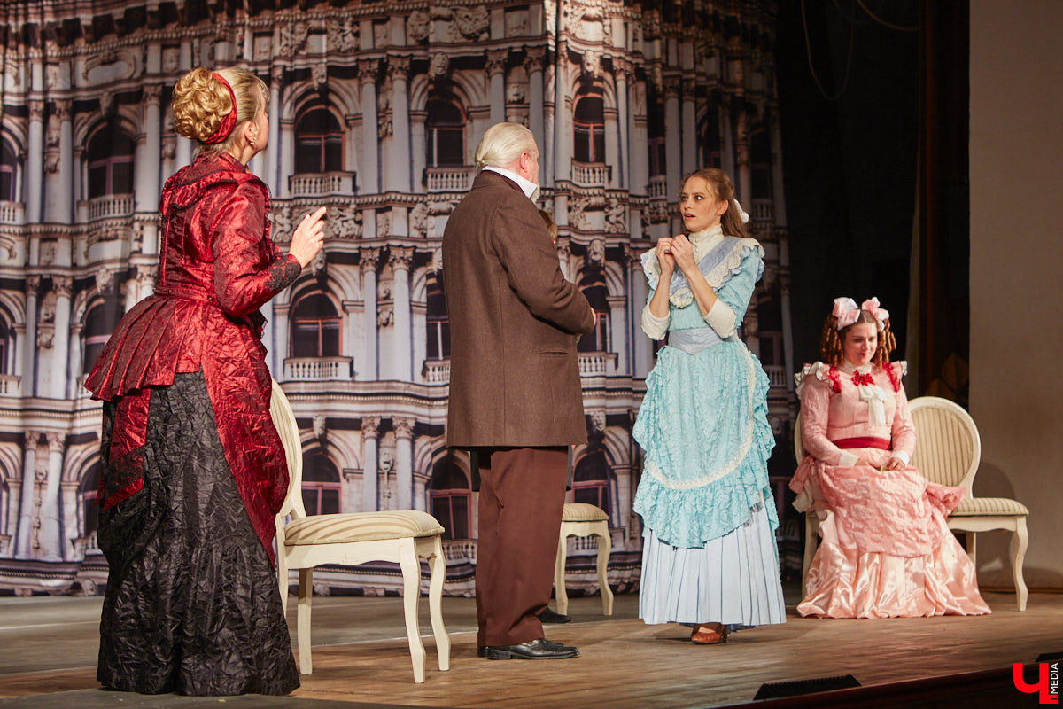 174-й театральный сезон драмтеатра начался с репетиций на Соборной площади, открылся комедией на Ленина, а продолжится новым моноспектаклем на Театральной площади и большой премьерой на Диктора Левитана. Погружаемся в атмосферу царства Мельпомены и выясняем, как продвигается ремонт в здании и в каких же локациях Владимира можно будет посмотреть ту или иную постановку. 