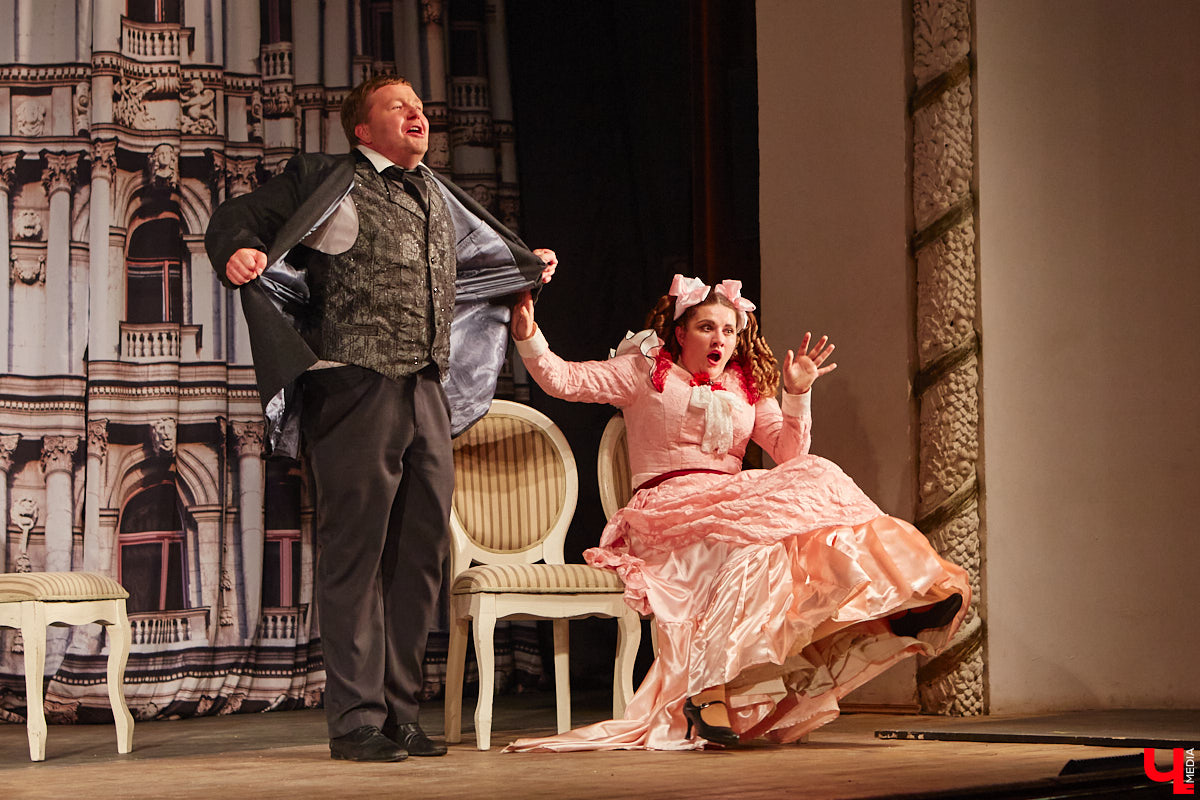 174-й театральный сезон драмтеатра начался с репетиций на Соборной площади, открылся комедией на Ленина, а продолжится новым моноспектаклем на Театральной площади и большой премьерой на Диктора Левитана. Погружаемся в атмосферу царства Мельпомены и выясняем, как продвигается ремонт в здании и в каких же локациях Владимира можно будет посмотреть ту или иную постановку. 