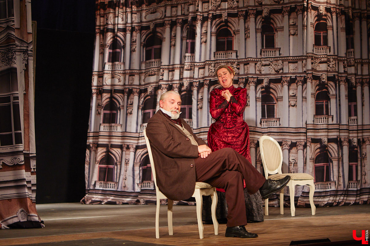 174-й театральный сезон драмтеатра начался с репетиций на Соборной площади, открылся комедией на Ленина, а продолжится новым моноспектаклем на Театральной площади и большой премьерой на Диктора Левитана. Погружаемся в атмосферу царства Мельпомены и выясняем, как продвигается ремонт в здании и в каких же локациях Владимира можно будет посмотреть ту или иную постановку. 