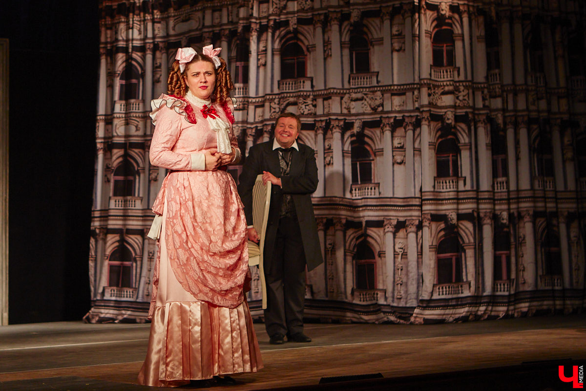 174-й театральный сезон драмтеатра начался с репетиций на Соборной площади, открылся комедией на Ленина, а продолжится новым моноспектаклем на Театральной площади и большой премьерой на Диктора Левитана. Погружаемся в атмосферу царства Мельпомены и выясняем, как продвигается ремонт в здании и в каких же локациях Владимира можно будет посмотреть ту или иную постановку. 